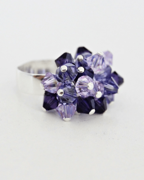 Anillo Racimo confeccionado con Cristales violetas