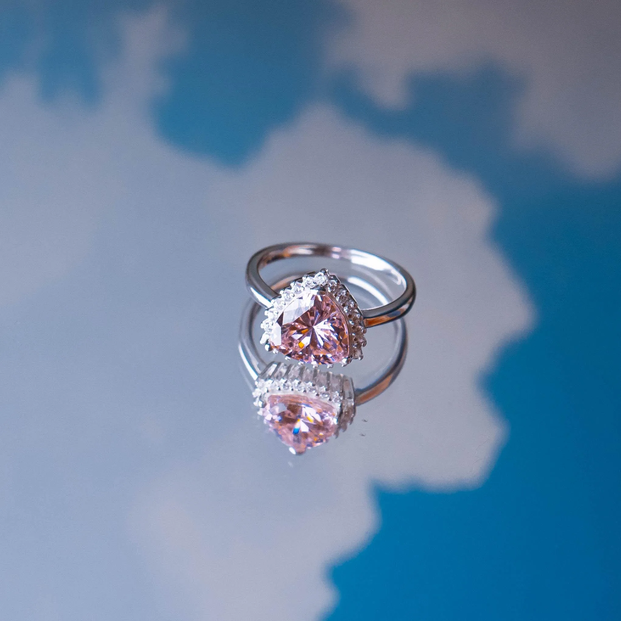 Anillo de Plata triangular rosa con cubic y micropave