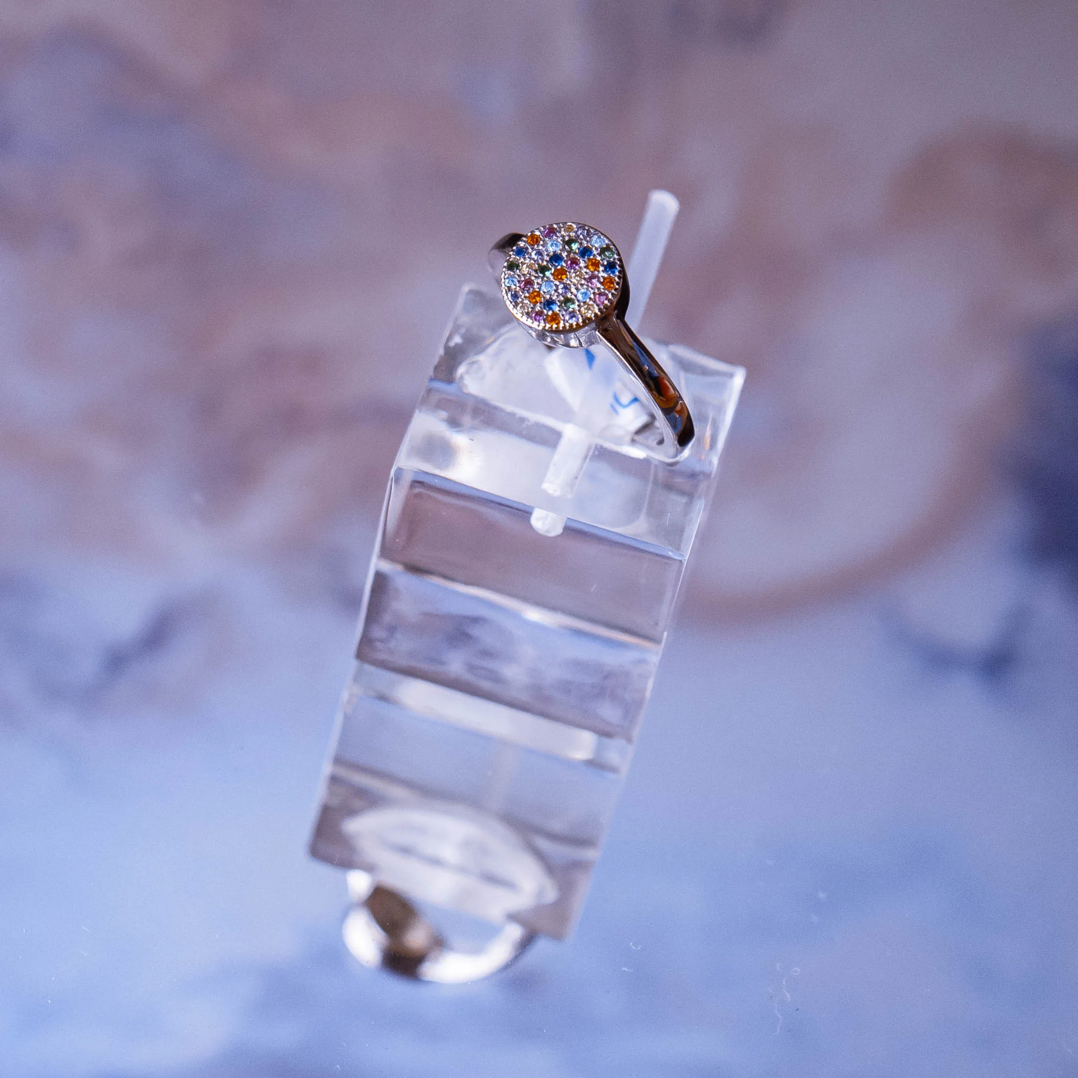 Anillo de plata rodinada con circular de zirconia de colores