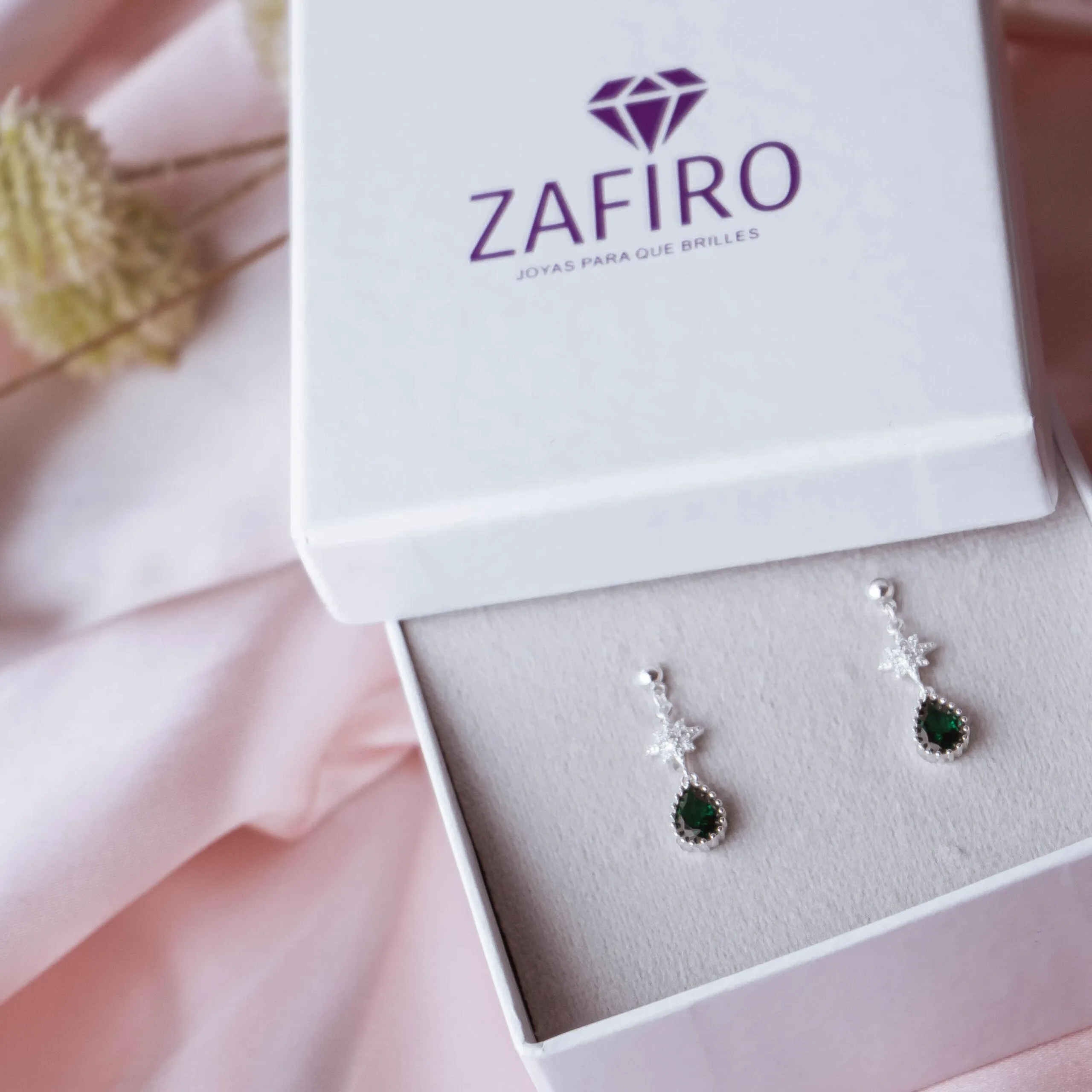 zarcillos de gota y estrellas verde esmeralda