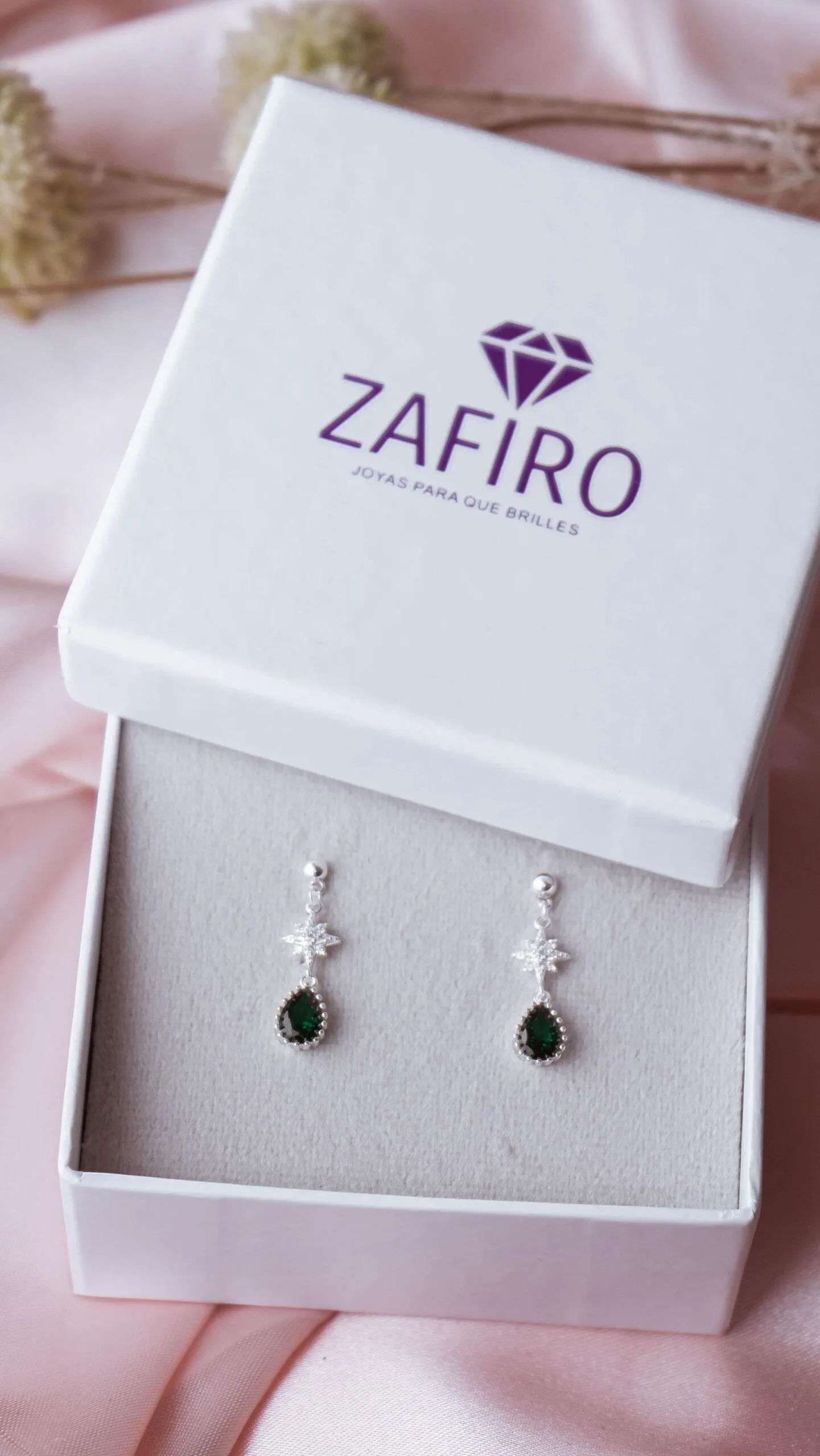 zarcillos de gota y estrellas verde esmeralda