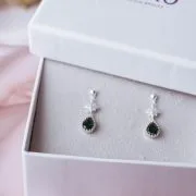 zarcillos de gota y estrellas verde esmeralda