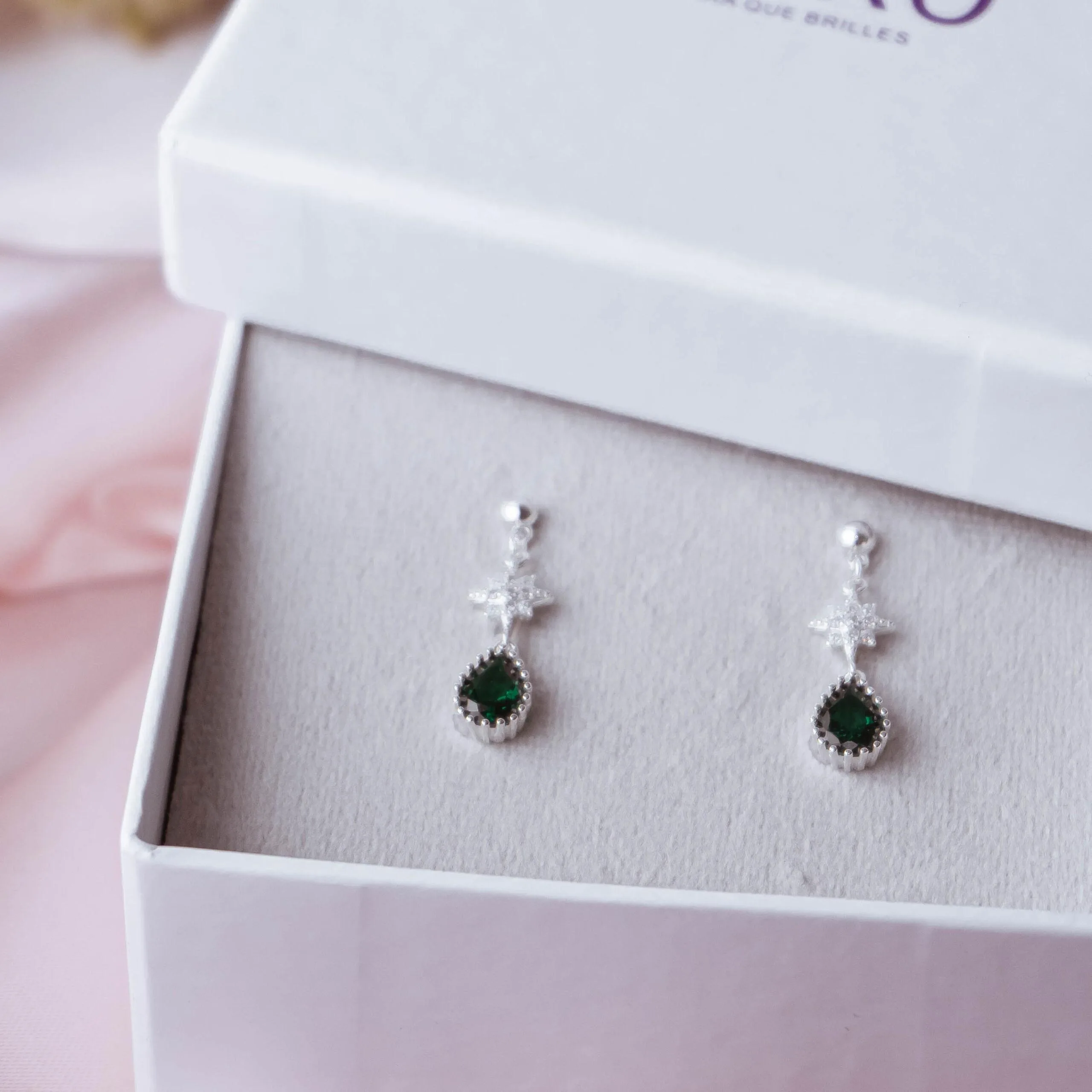 zarcillos de gota y estrellas verde esmeralda
