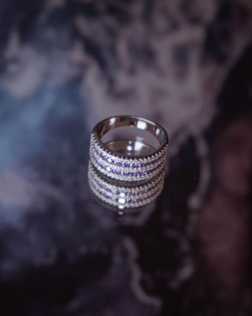Importante anillo sinfindoble de plata rodinada con cubic cristal y amatista