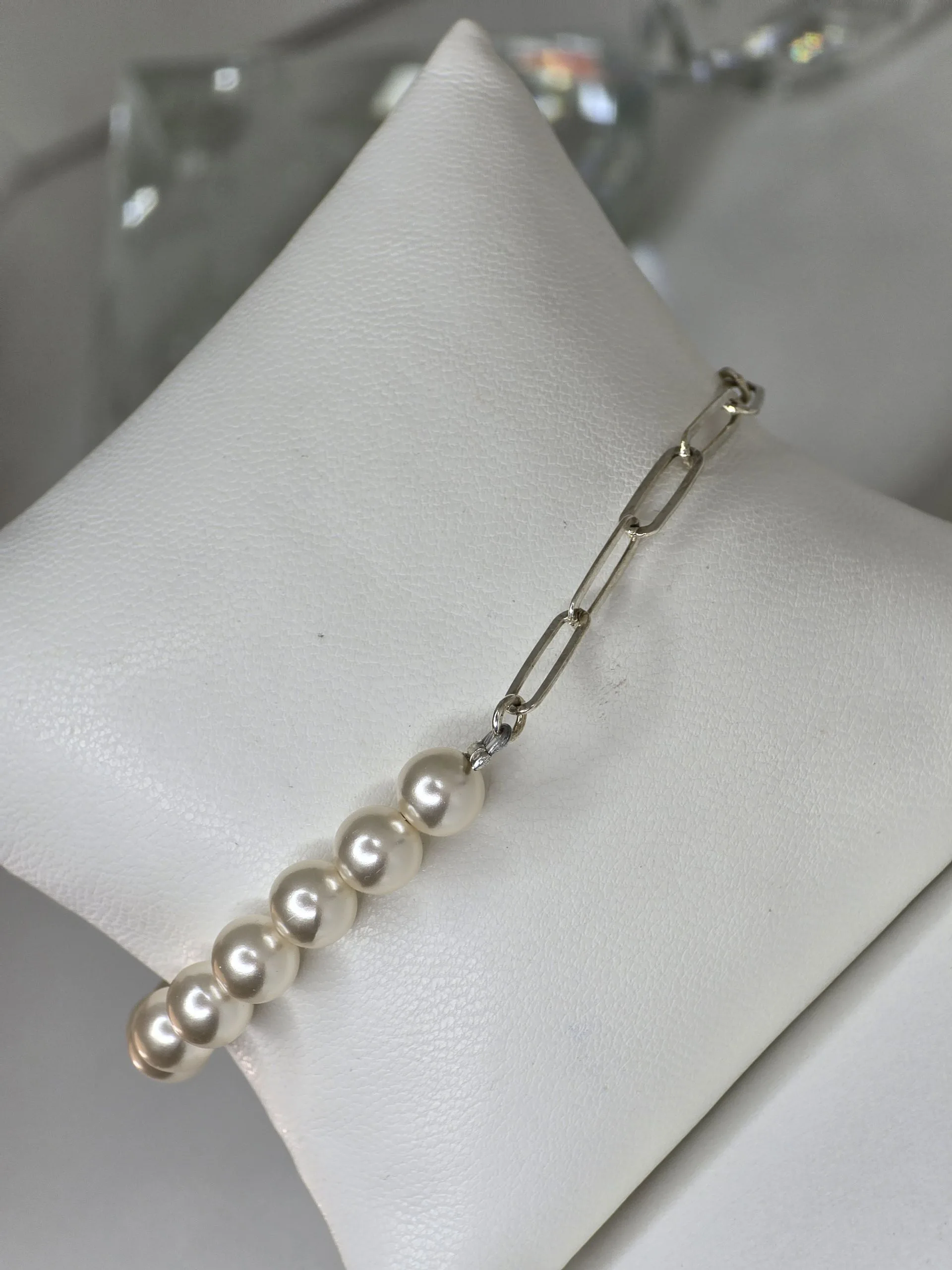 Pulsera perla de rio con eslabón forcet