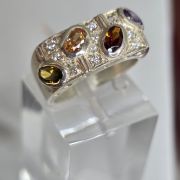 Anillo martille de plata con cristales ovalados de colores