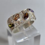 Anillo martille de plata con cristales ovalados de colores