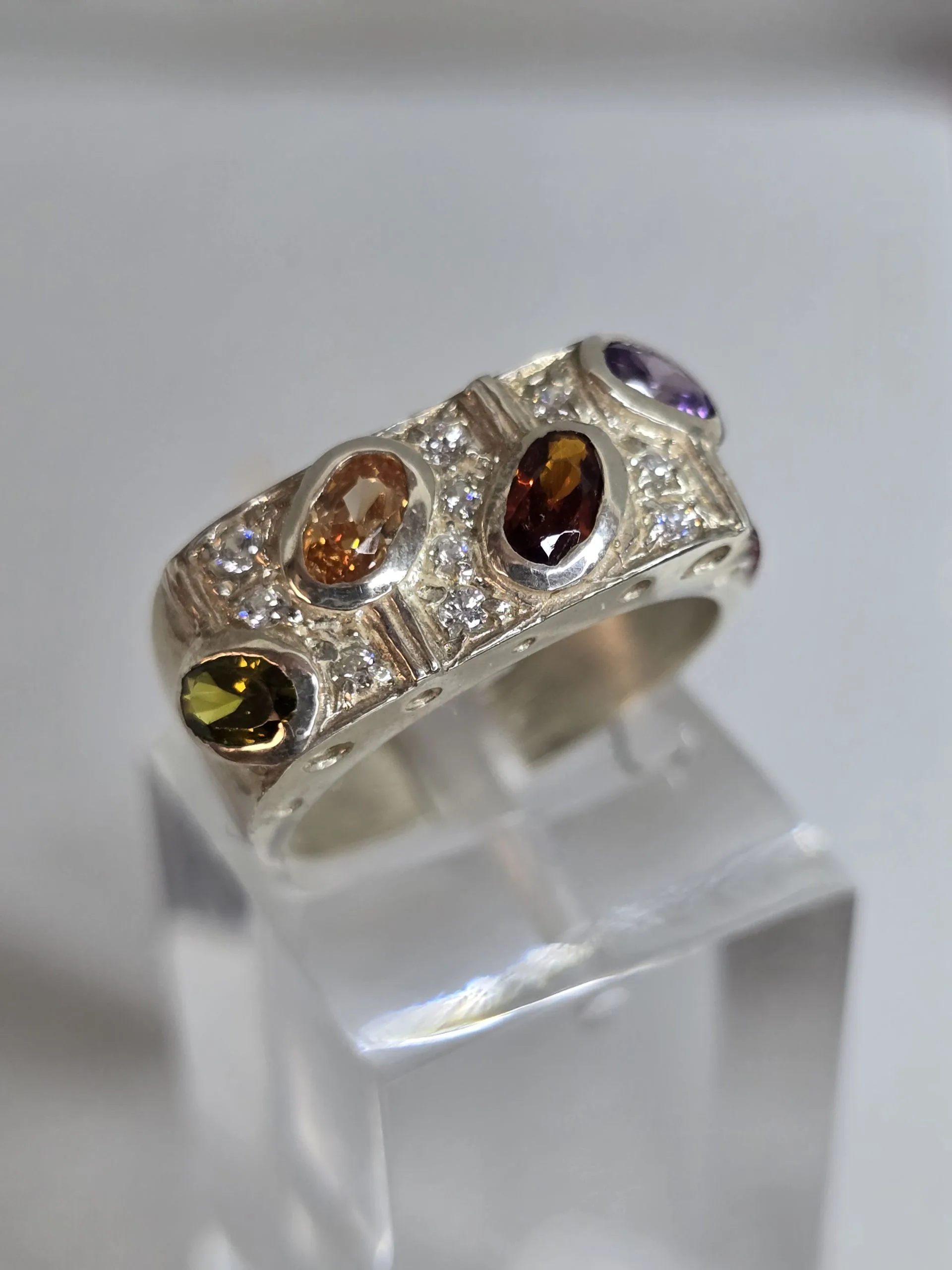 Anillo martille de plata con cristales ovalados de colores