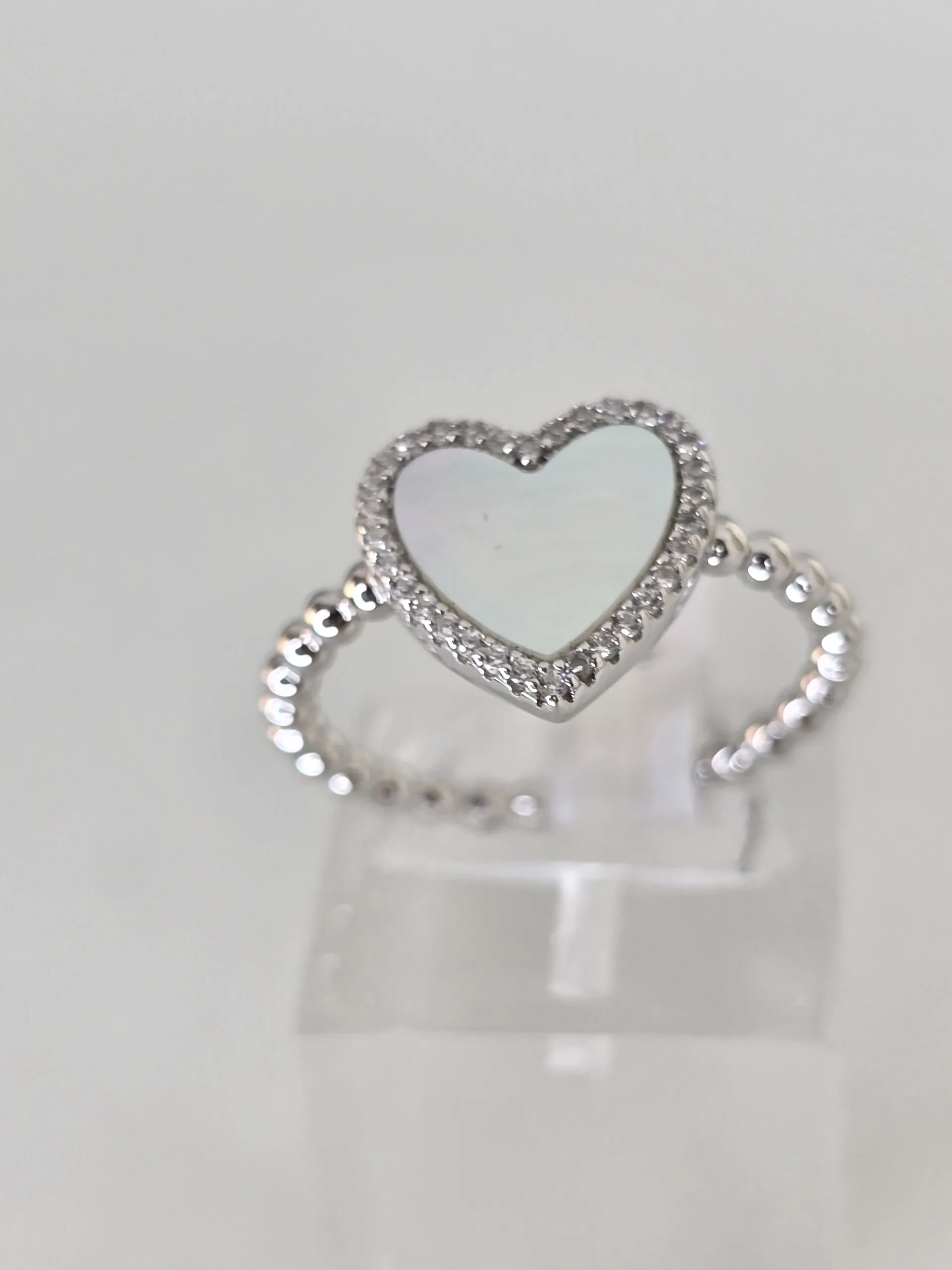 Anillo bolitas y corazón tonalidad plata rodinada