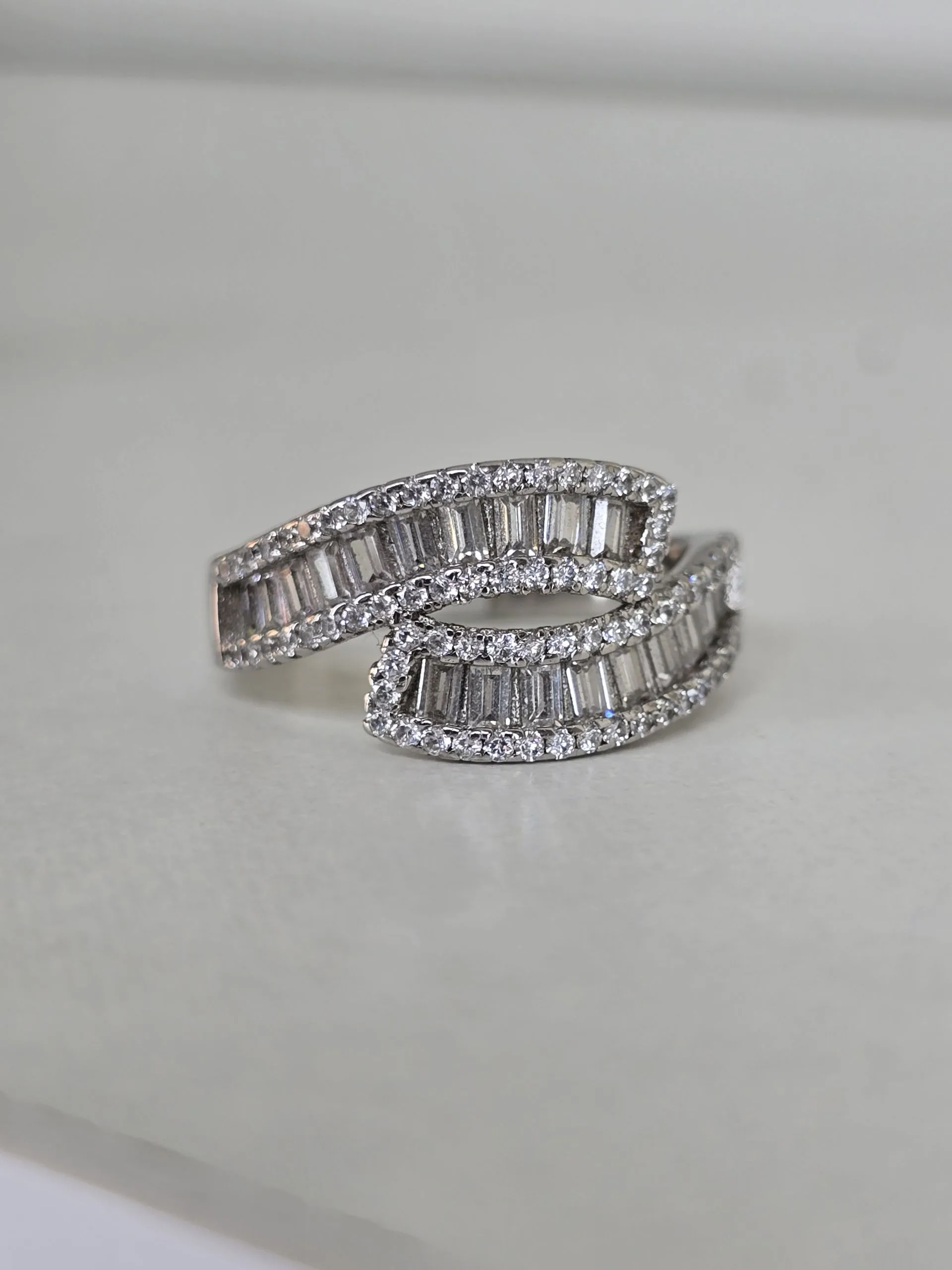Anillo zig zag plata rodinada cubic