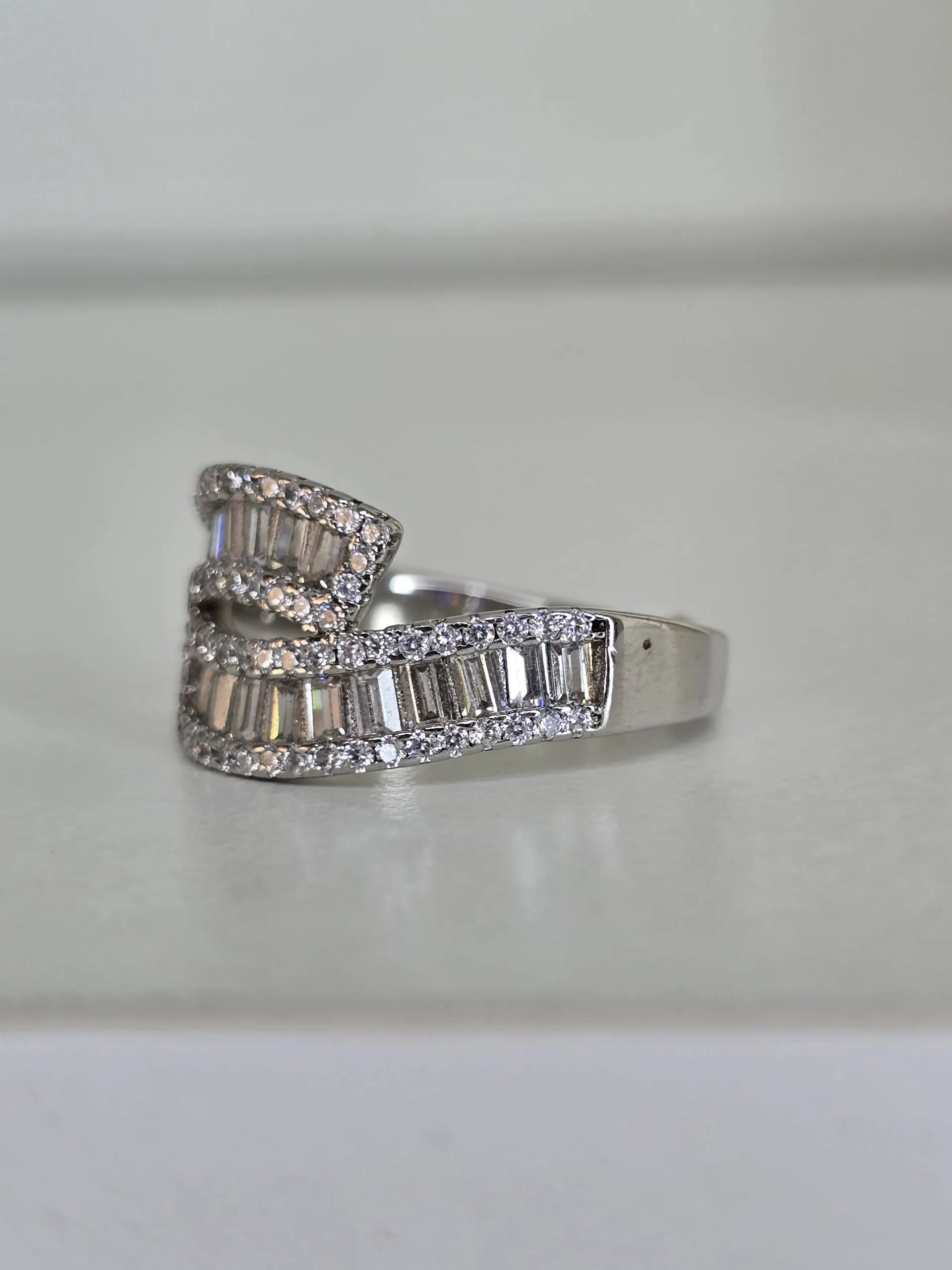 Anillo zig zag plata rodinada cubic