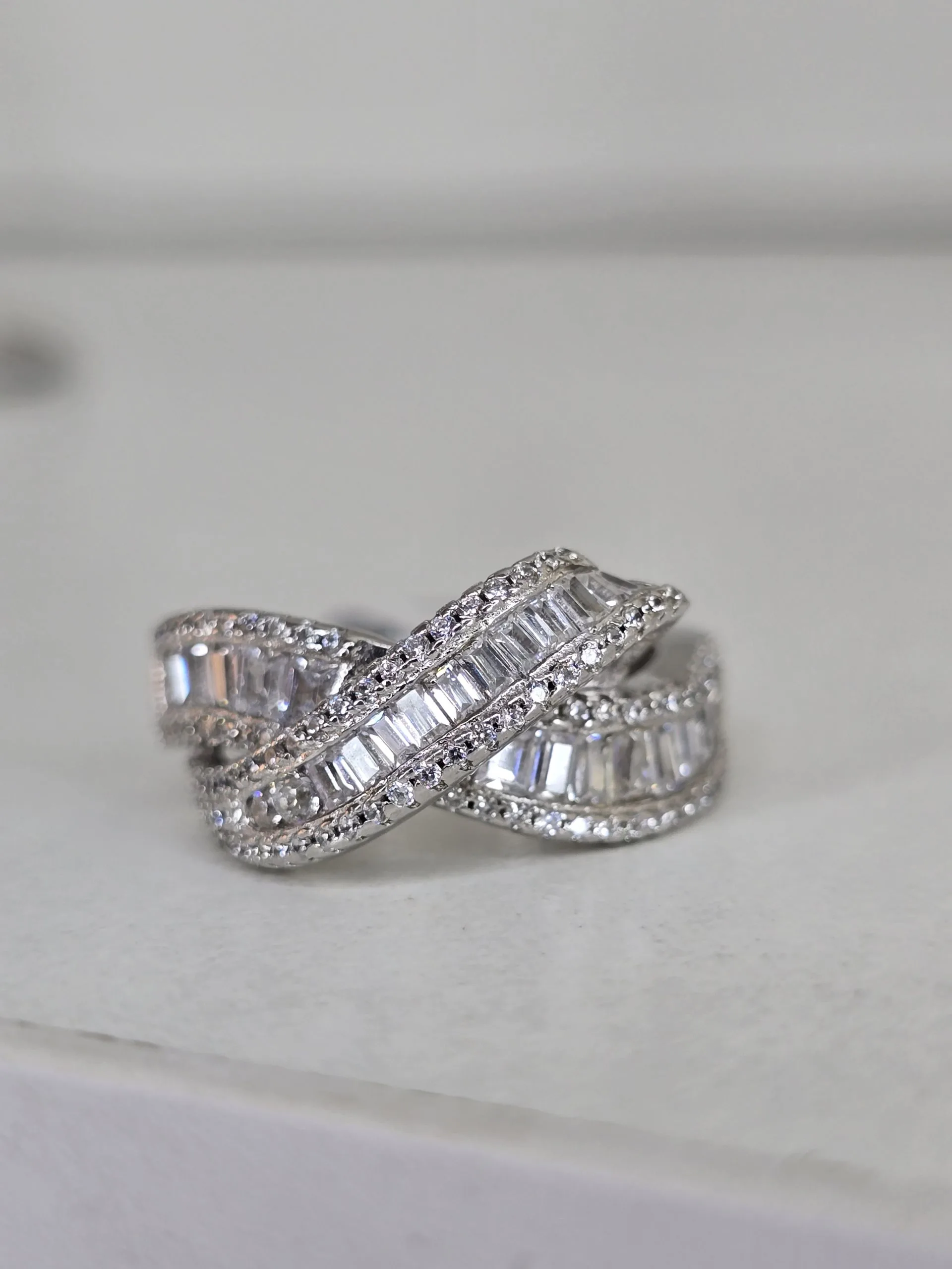 Anillo trenzado plata rodinada con cubics
