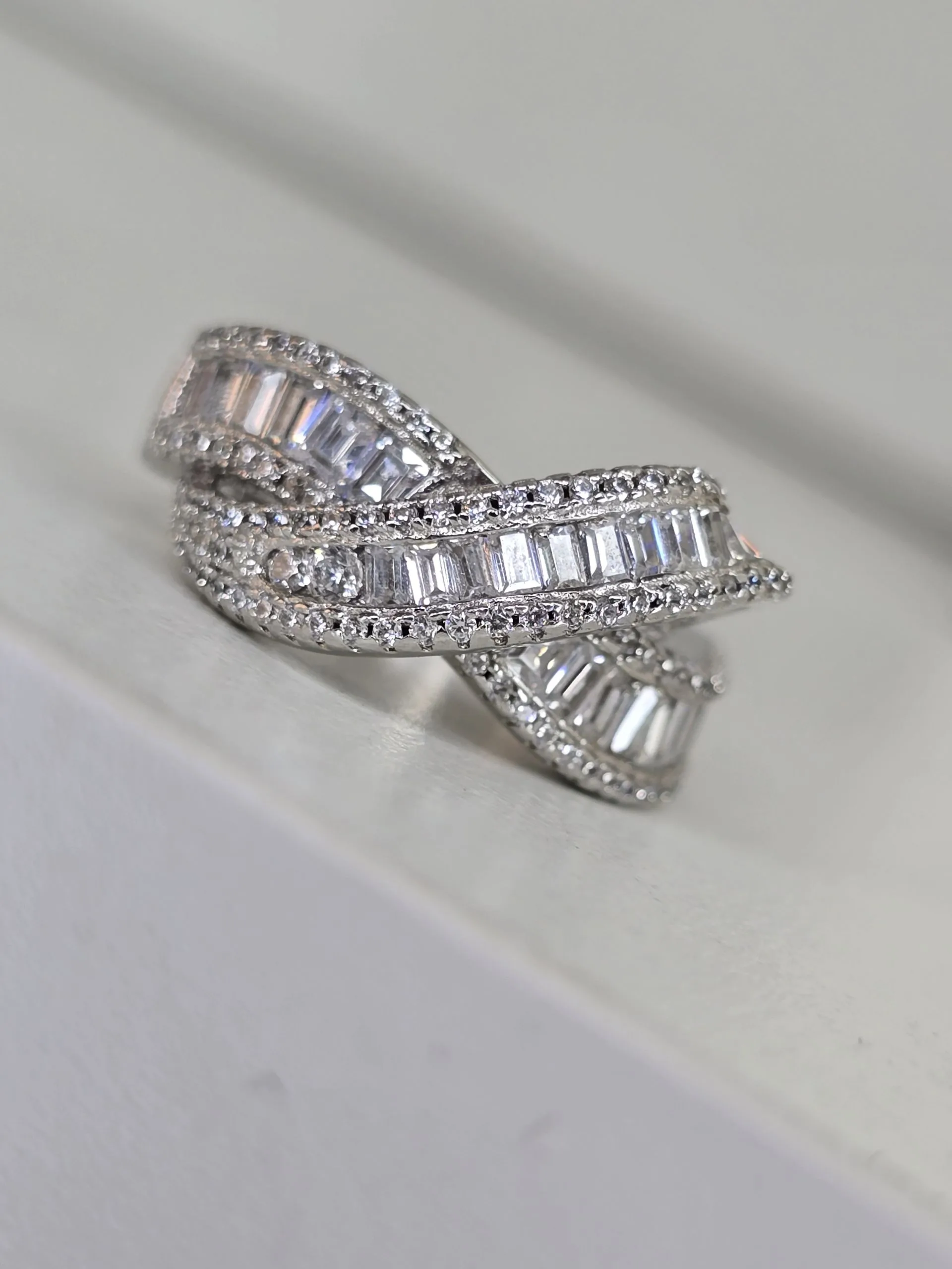 Anillo trenzado plata rodinada con cubics