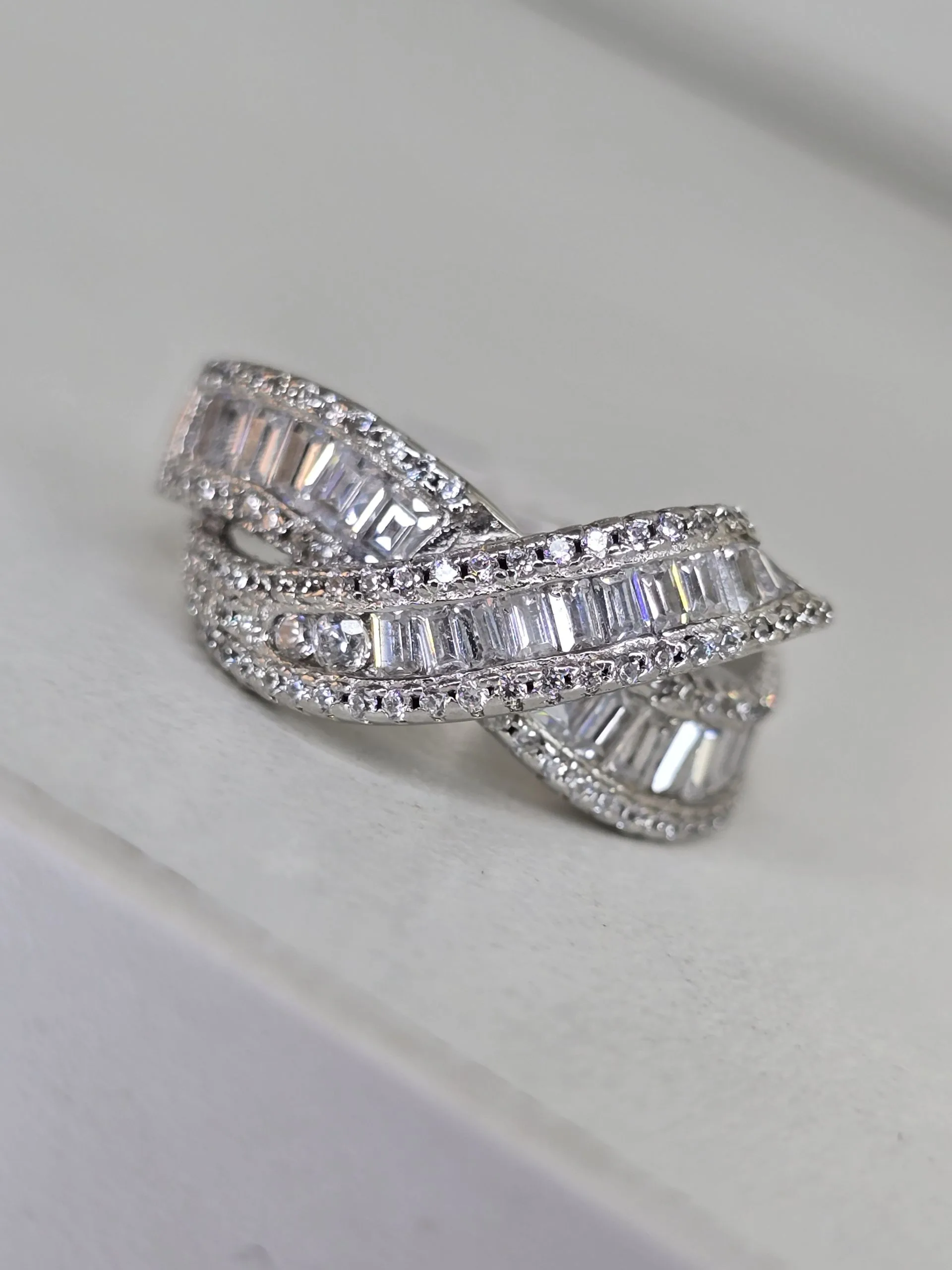 Anillo trenzado plata rodinada con cubics