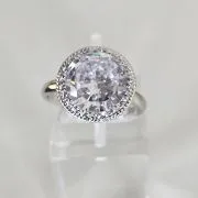 Importante anillo cristal cubic importado
