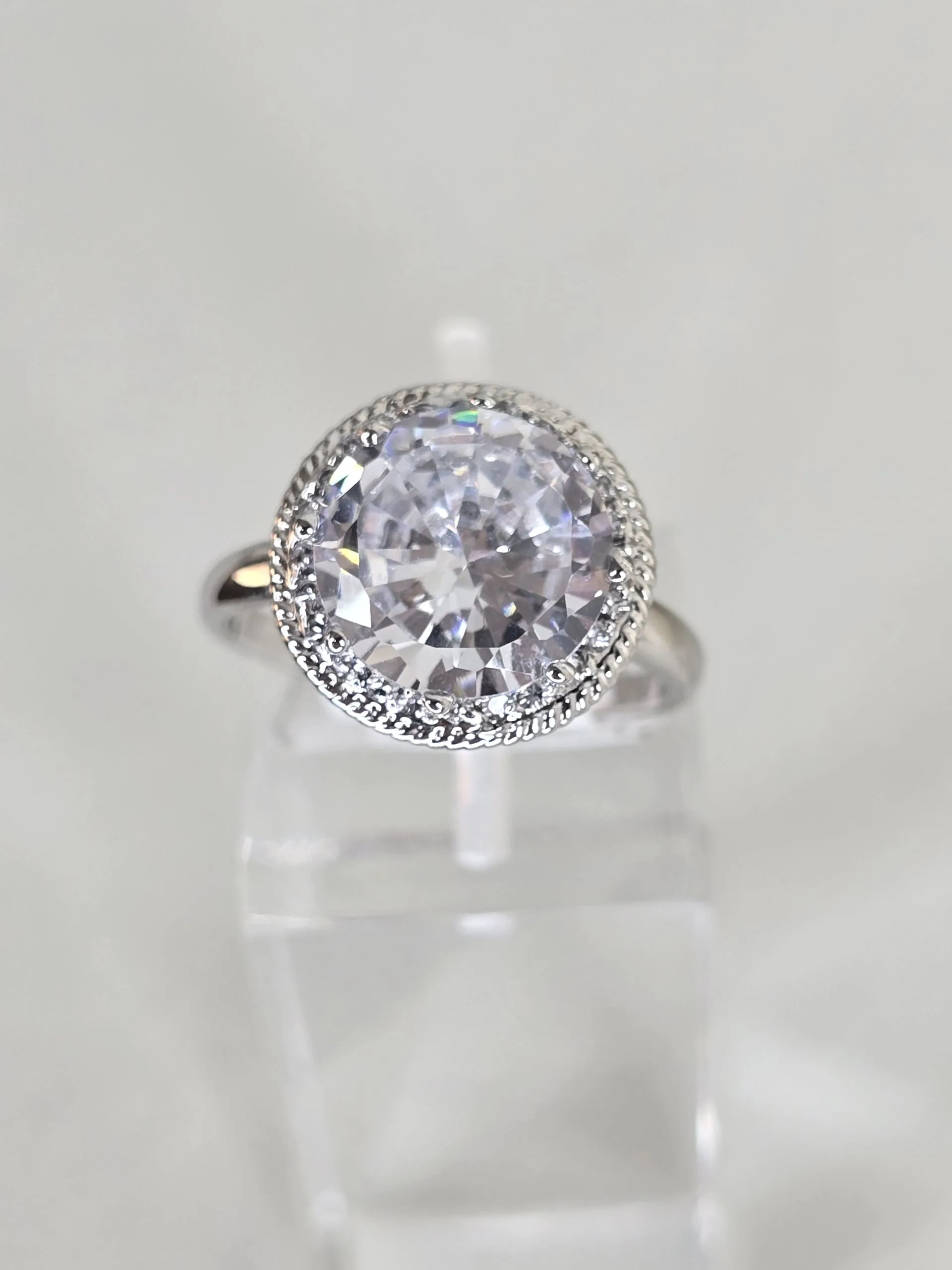 Importante anillo cristal cubic importado