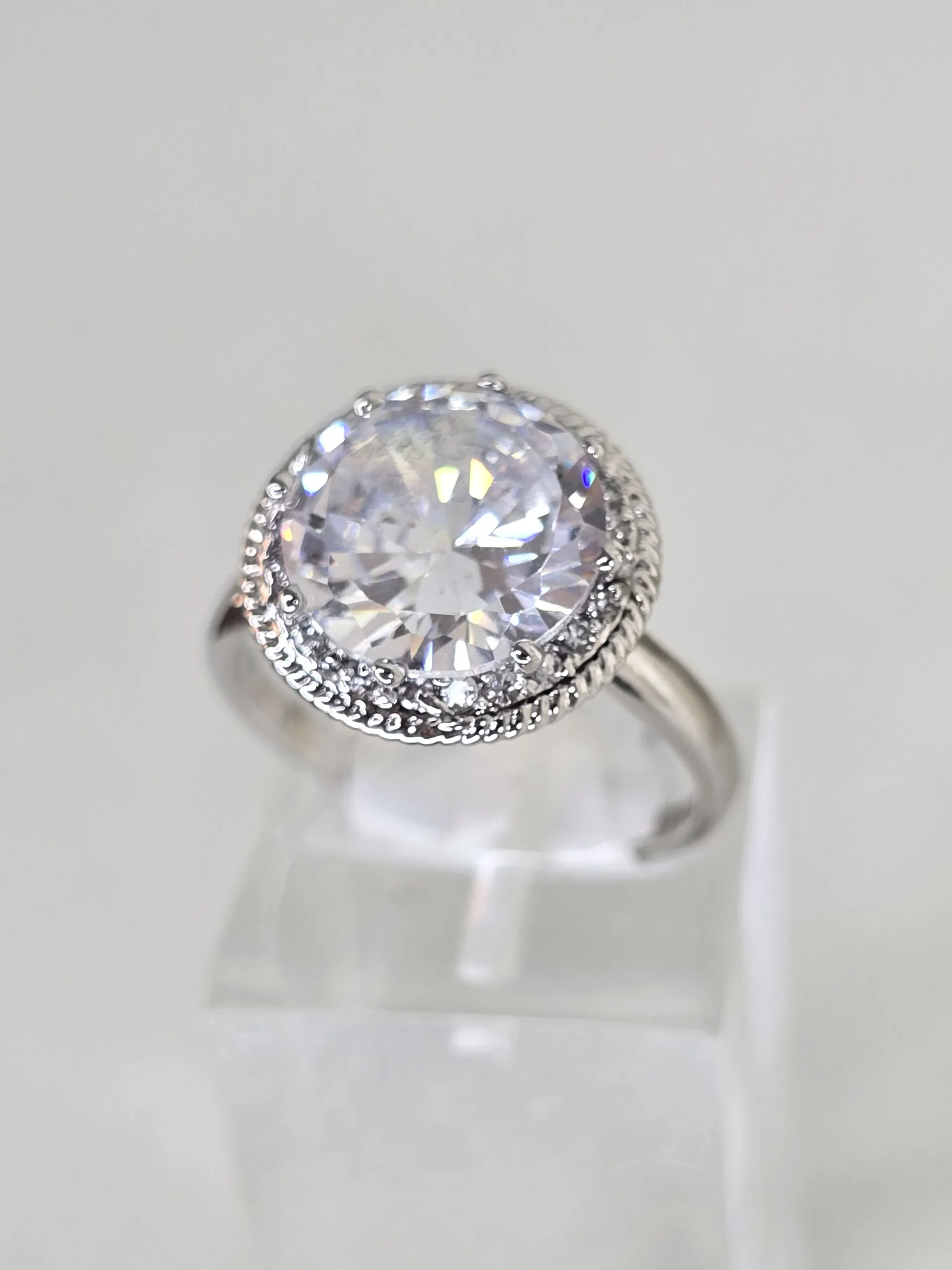 Importante anillo cristal cubic importado