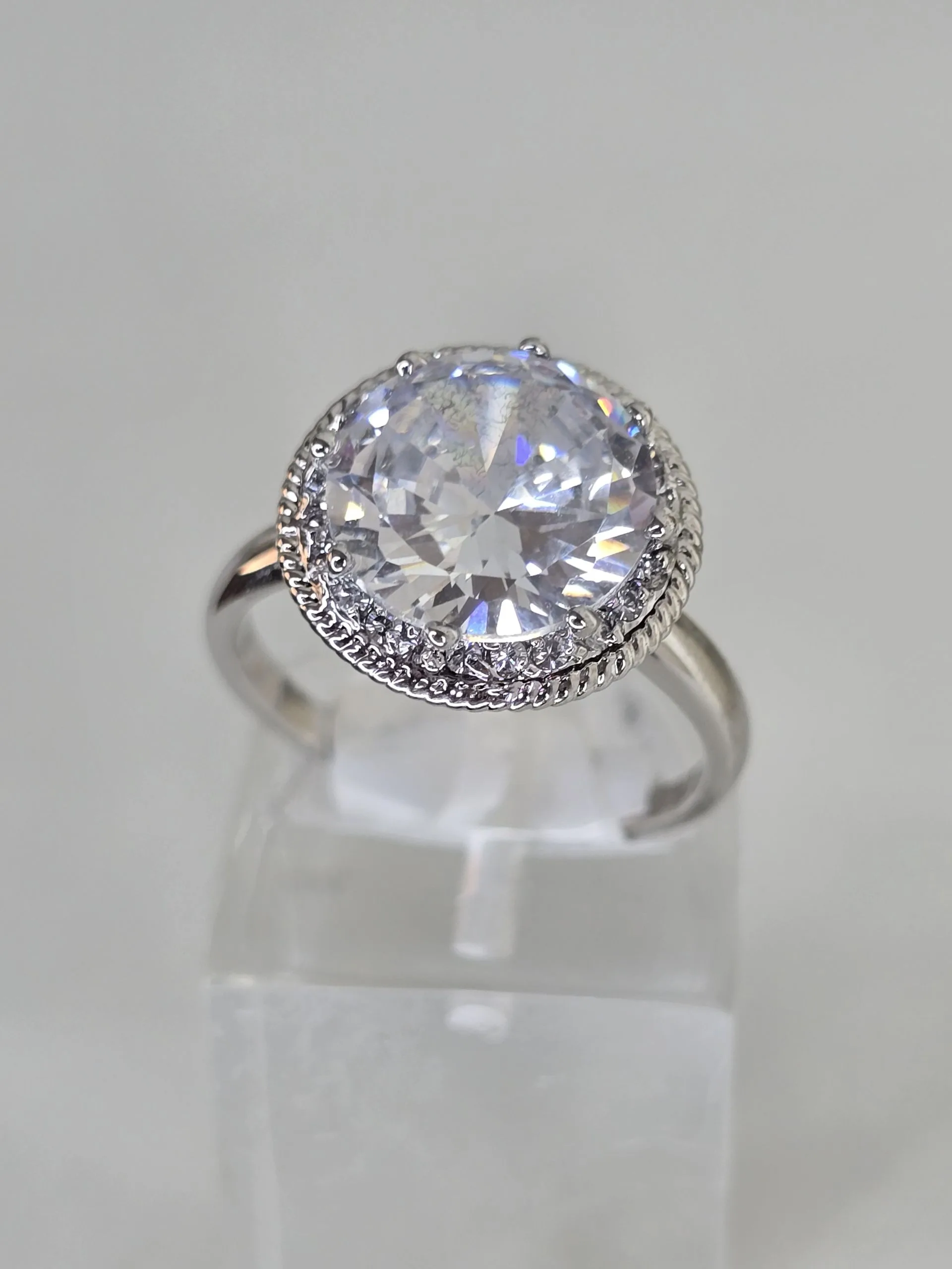 Importante anillo cristal cubic importado