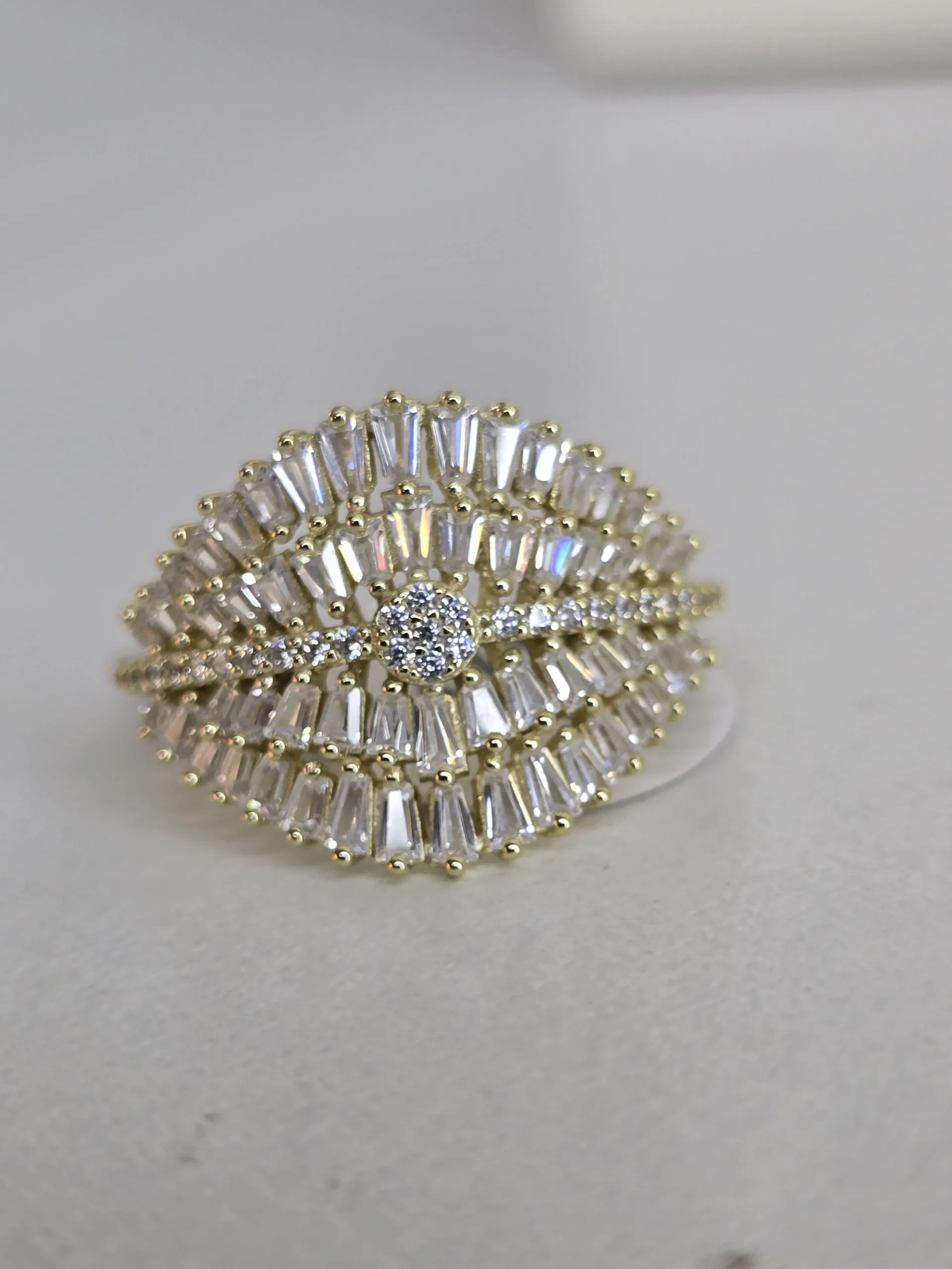 Anillo Plata con baño gold y estallos de cubics