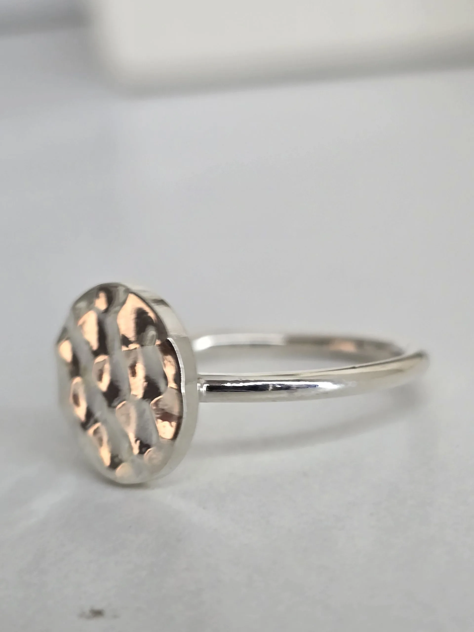 Anillo liso martillado circular