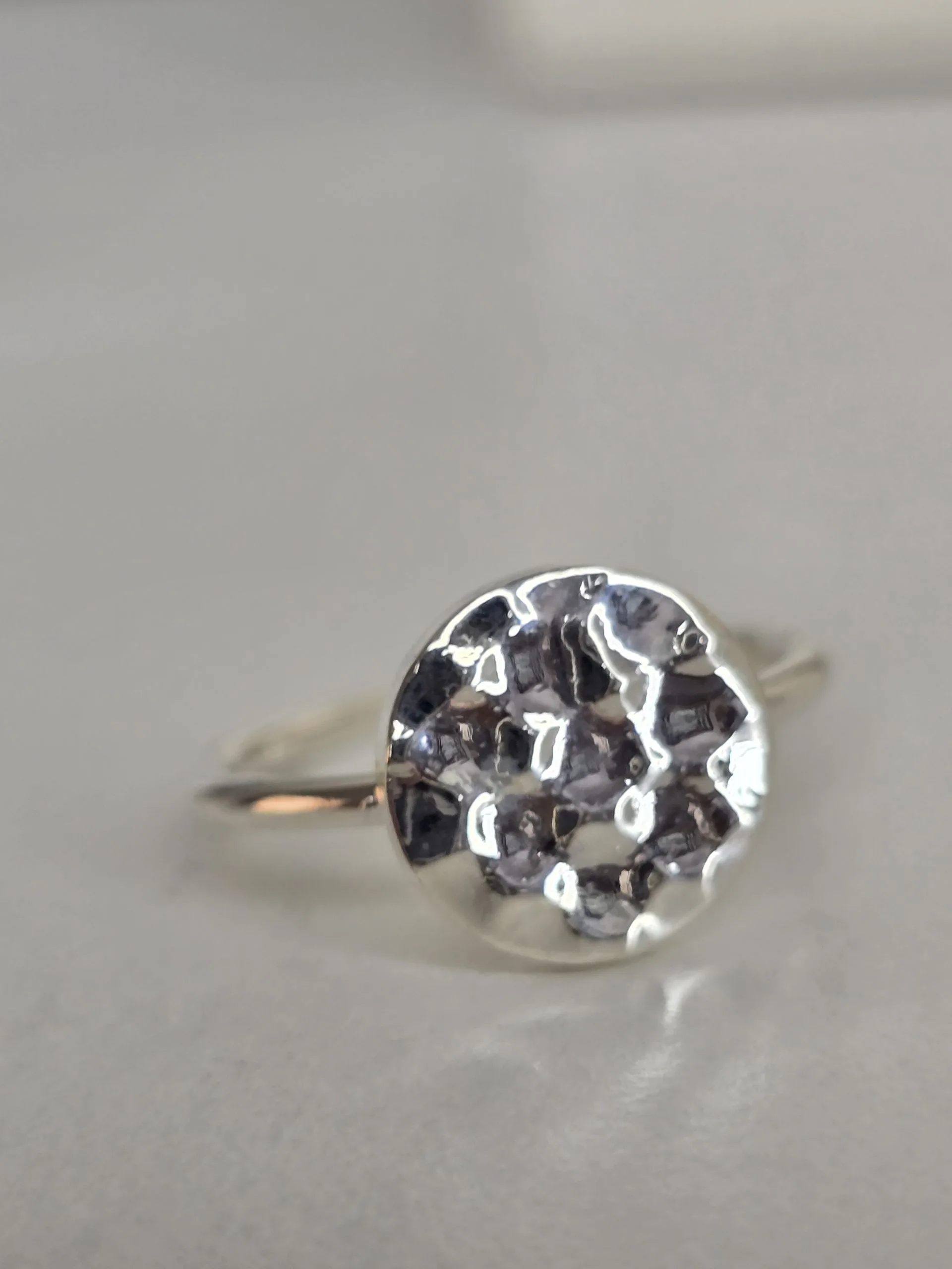 Anillo liso martillado circular