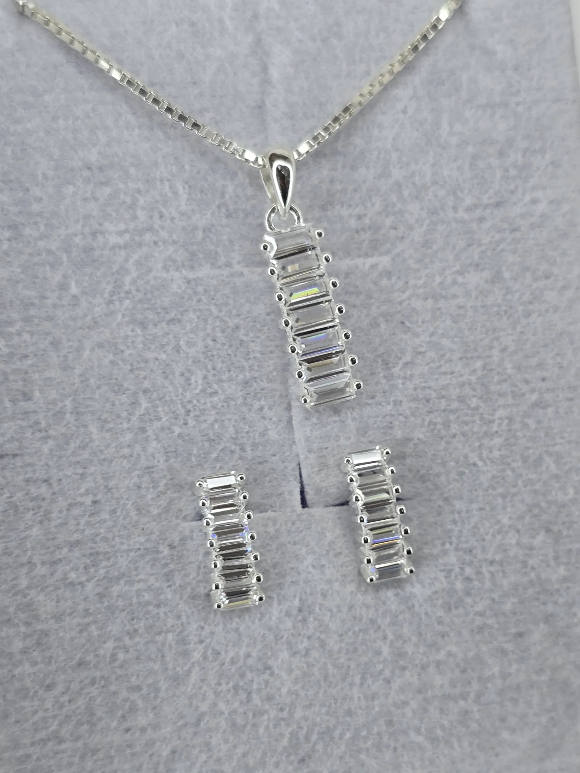 Conjunto aros más cadena de plata con dije barra de luz cubics