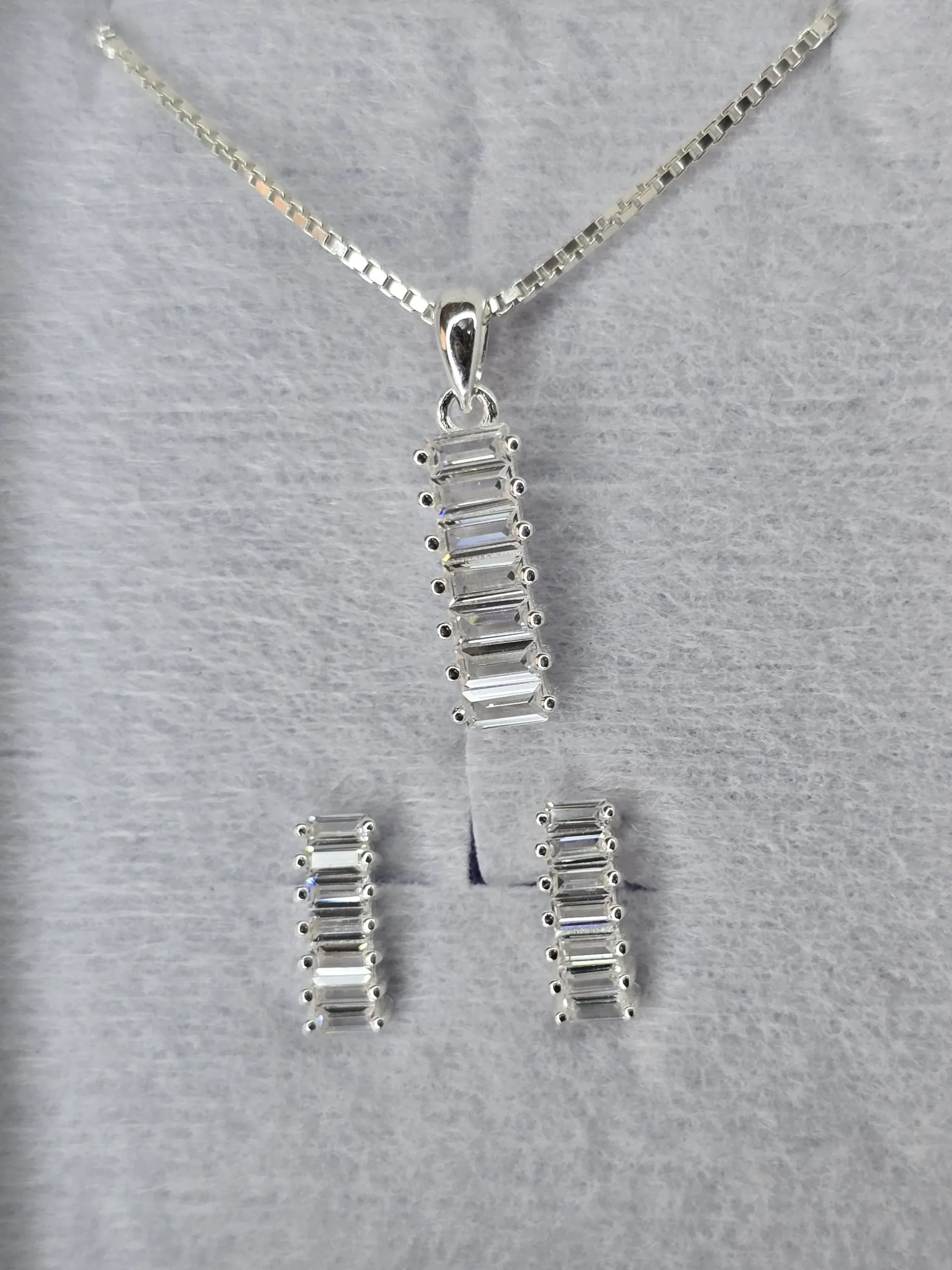 Conjunto aros más cadena de plata con dije barra de luz cubics