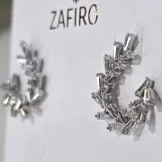 Media argollas pasantes con cristales rodinadas
