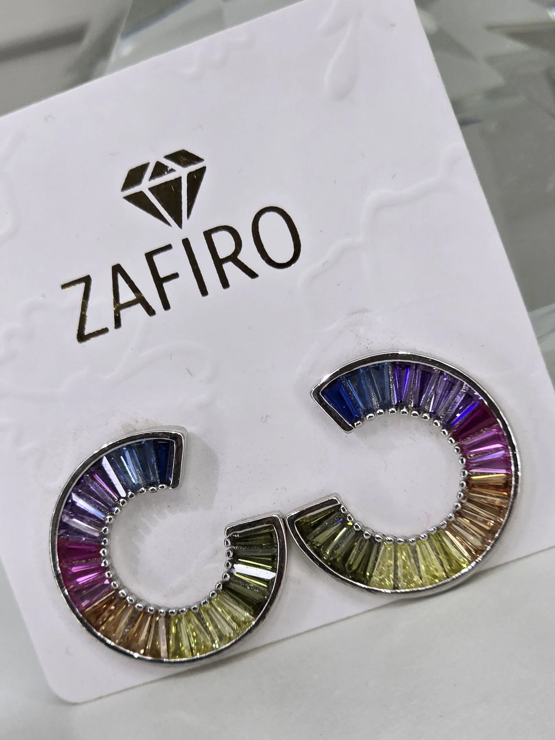 zarcillo de colores pasantes con cubics rodinados