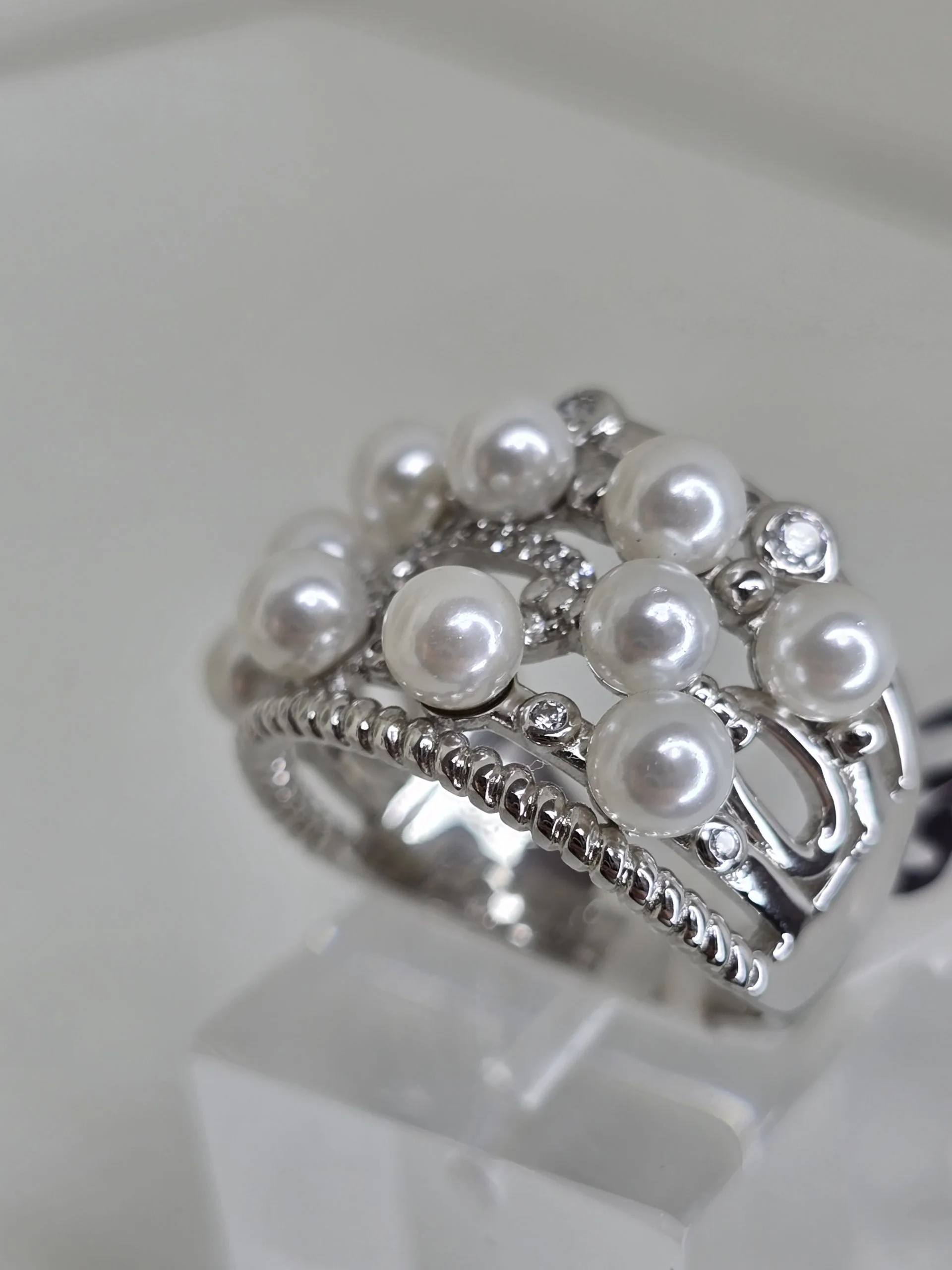 Anillo plata rodinada con perlas y cubics ancho