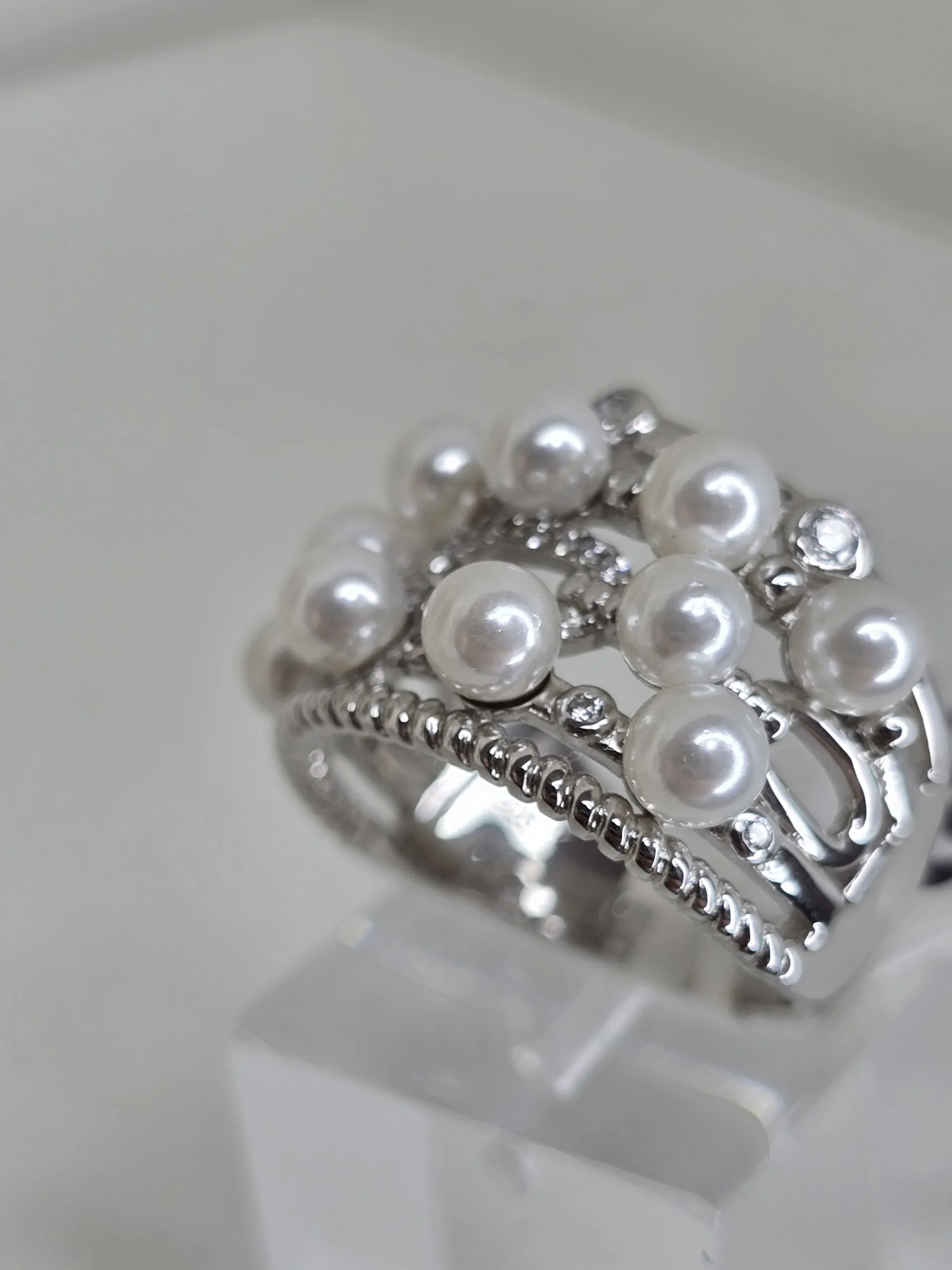 Anillo plata rodinada con perlas y cubics ancho
