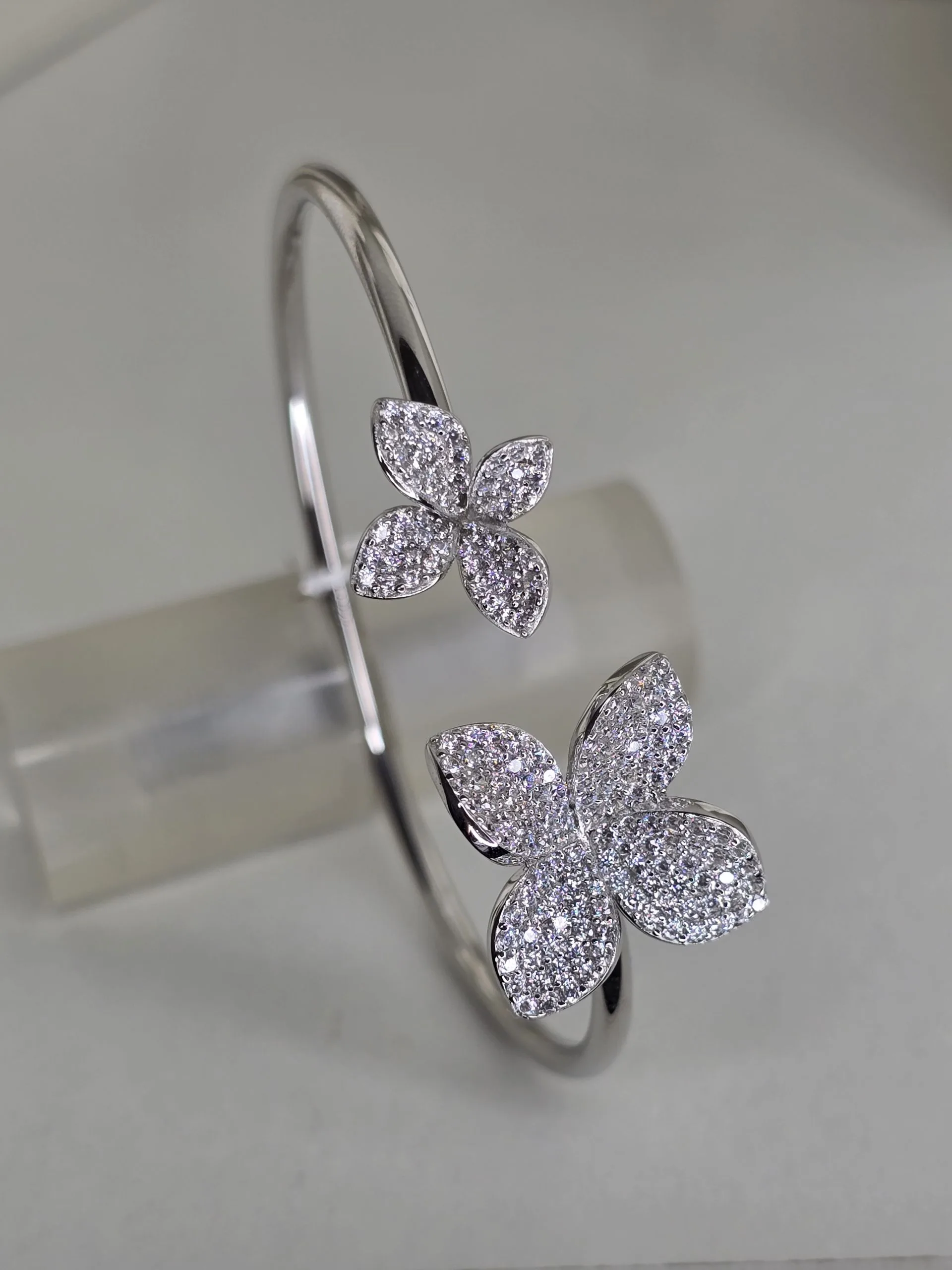 Pulsera esclava abierta de flores