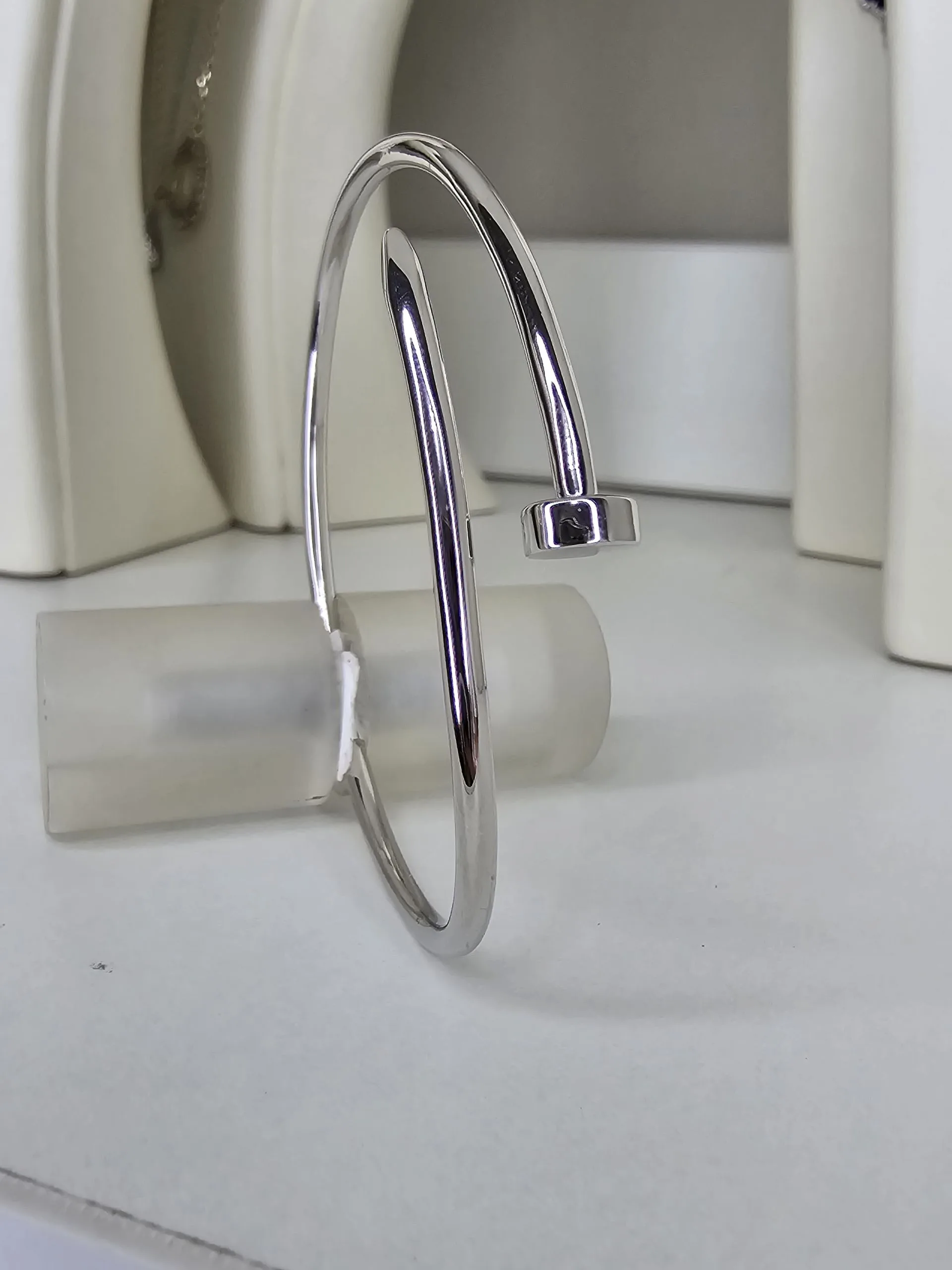 Esclava abierta clavo plata rodinada