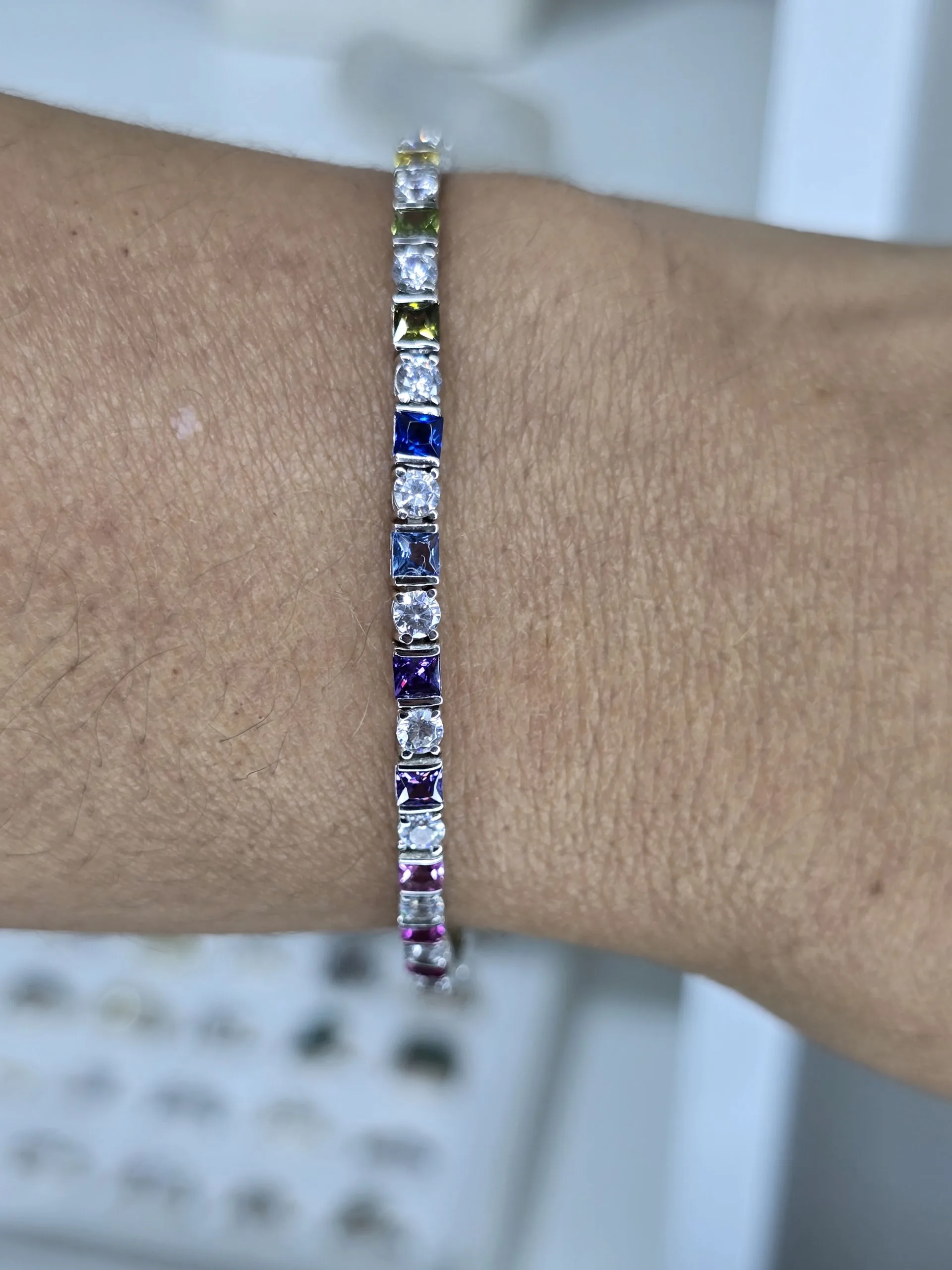 Importante pulsera con cubic colores plata rodinada