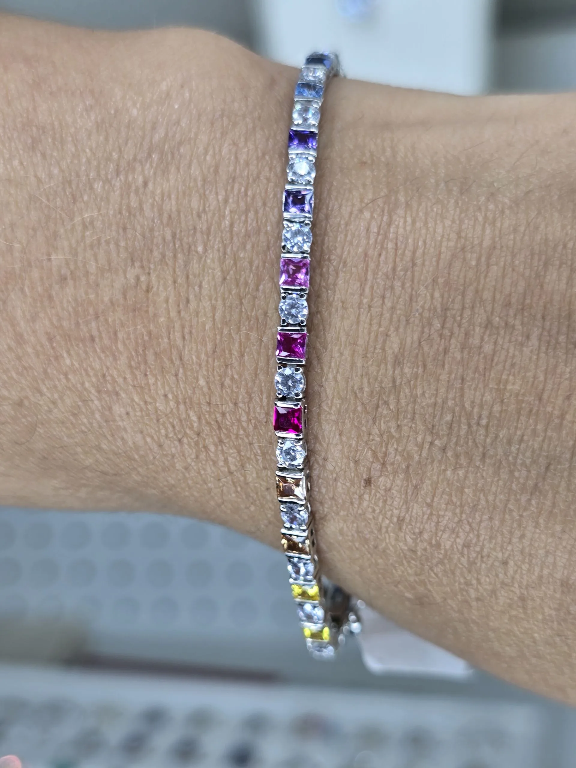 Importante pulsera con cubic colores plata rodinada