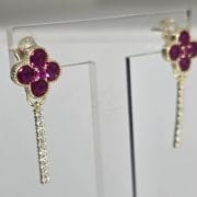 Aros alargados flores fuccia tenis gold de plata con baño