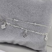 Pulsera doble con bolitas de plata y flores
