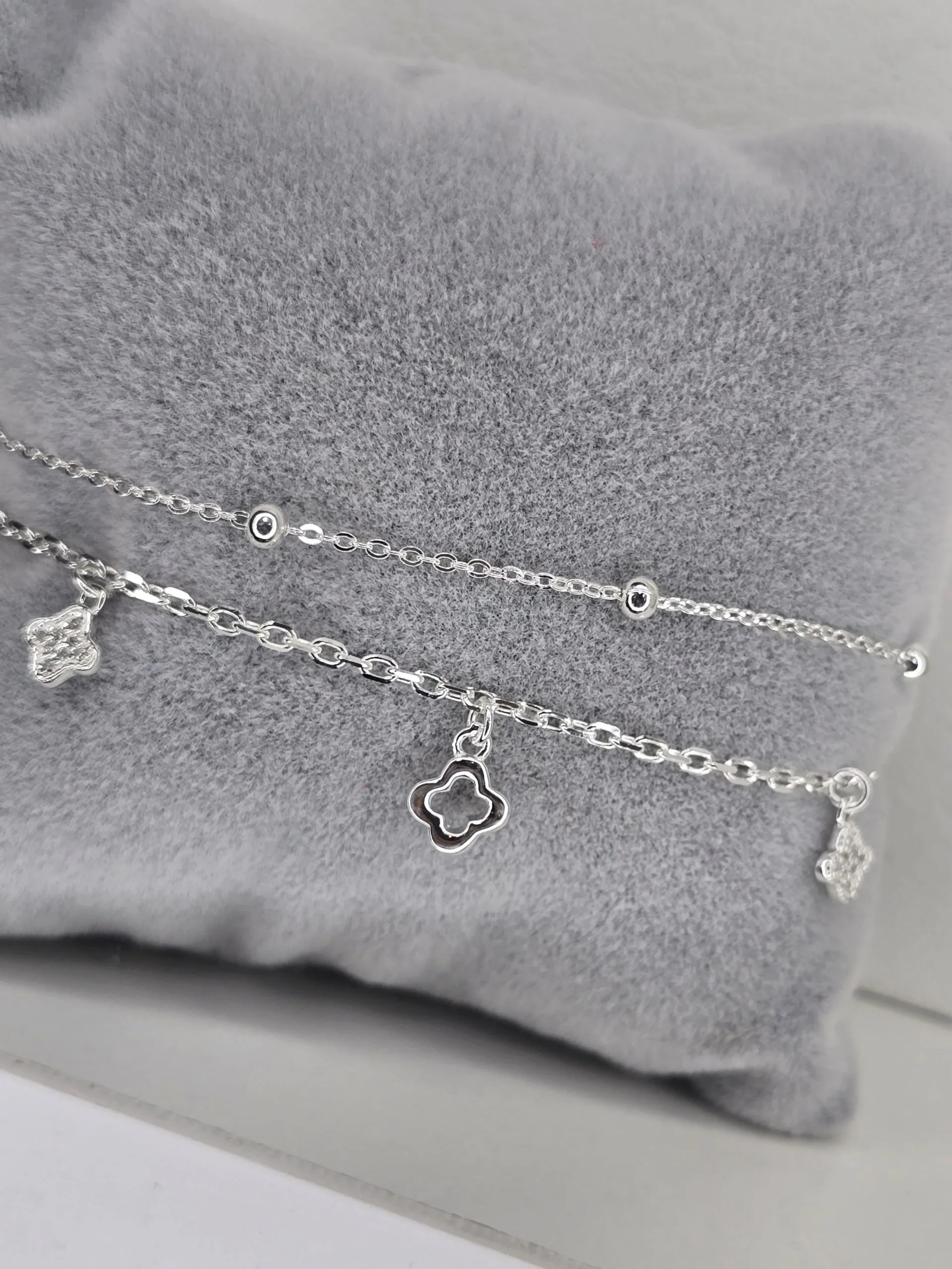 Pulsera doble con bolitas de plata y flores