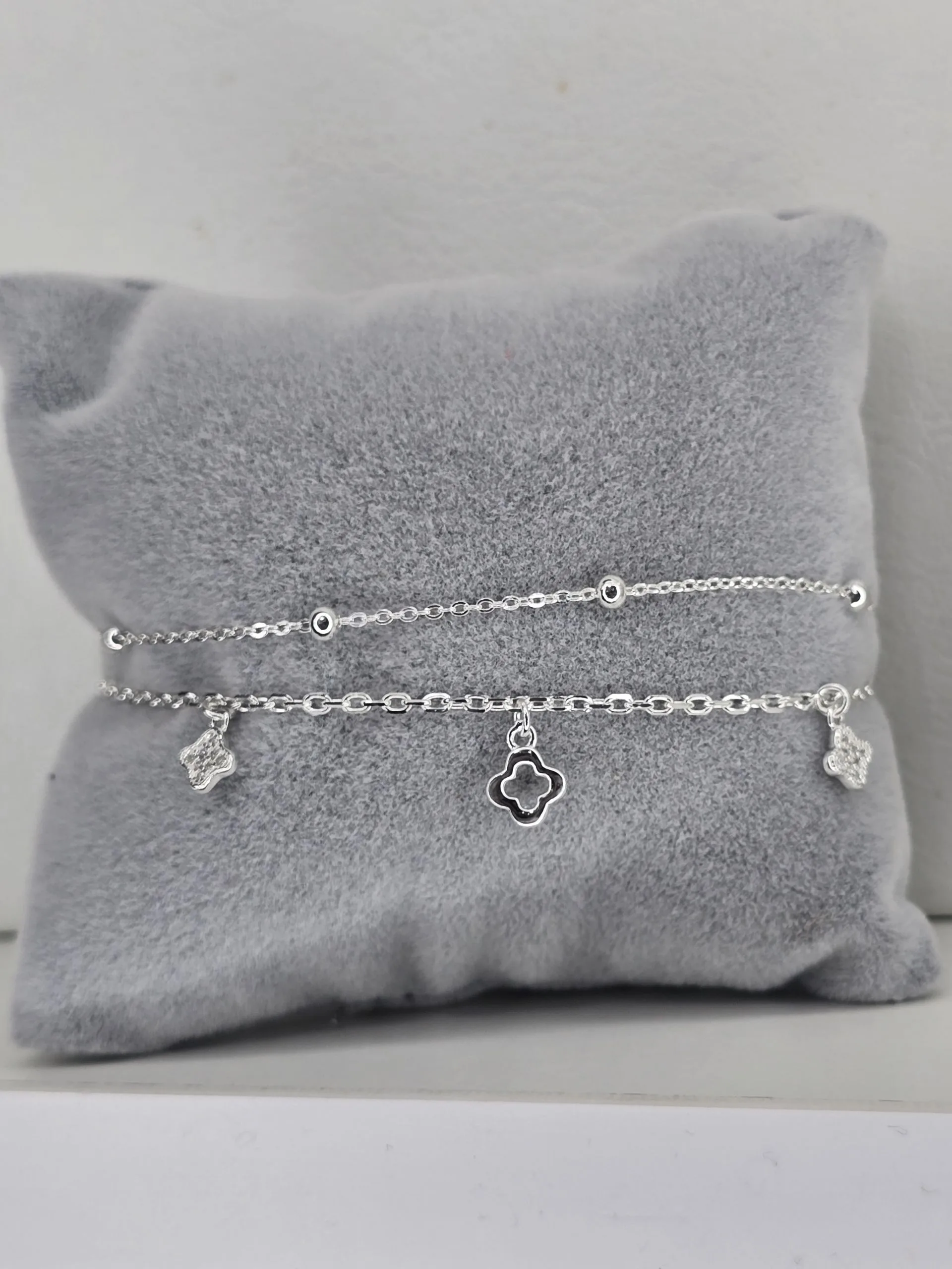 Pulsera doble con bolitas de plata y flores