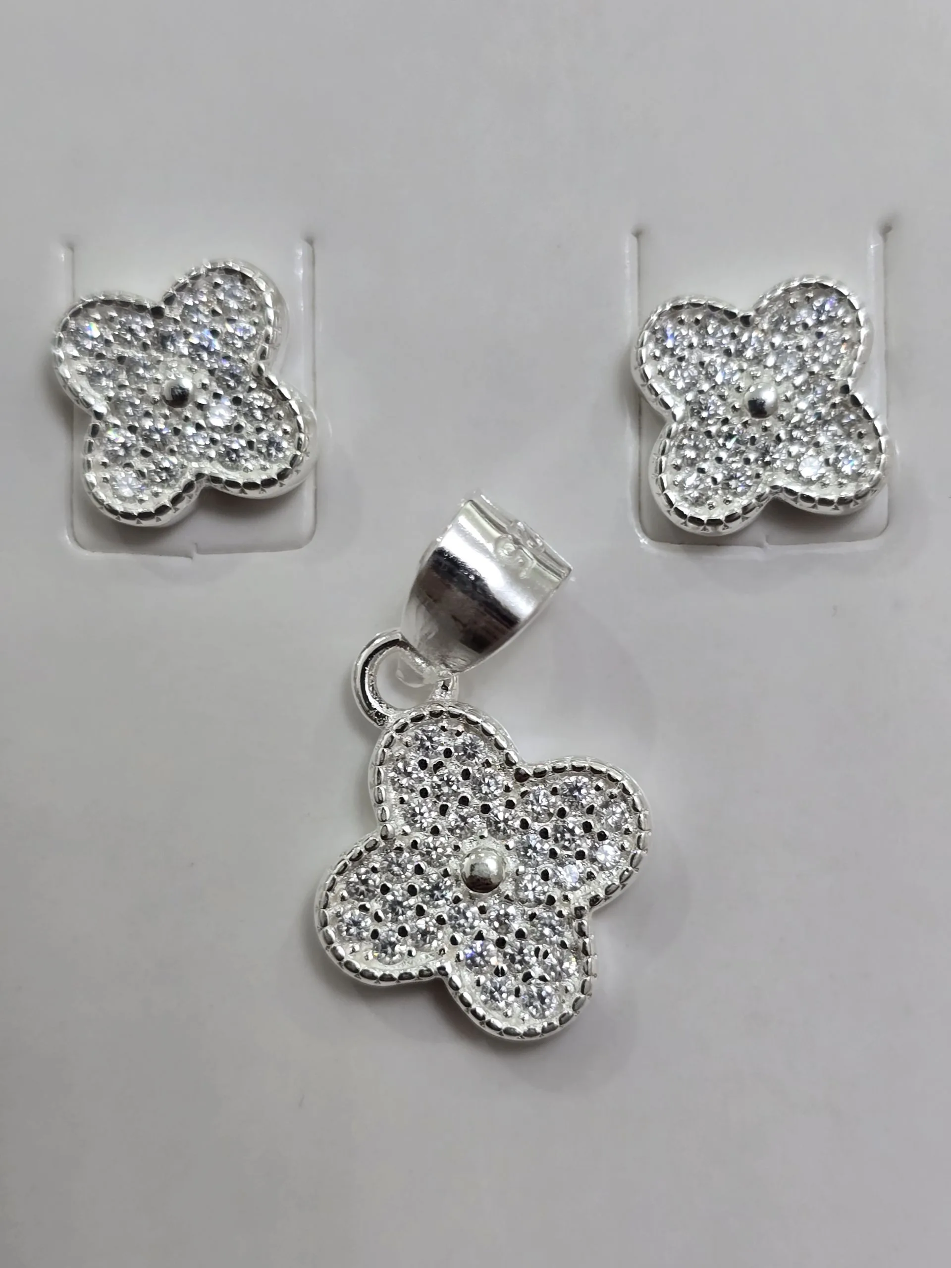Conjunto de flor aros más dije Plata 925