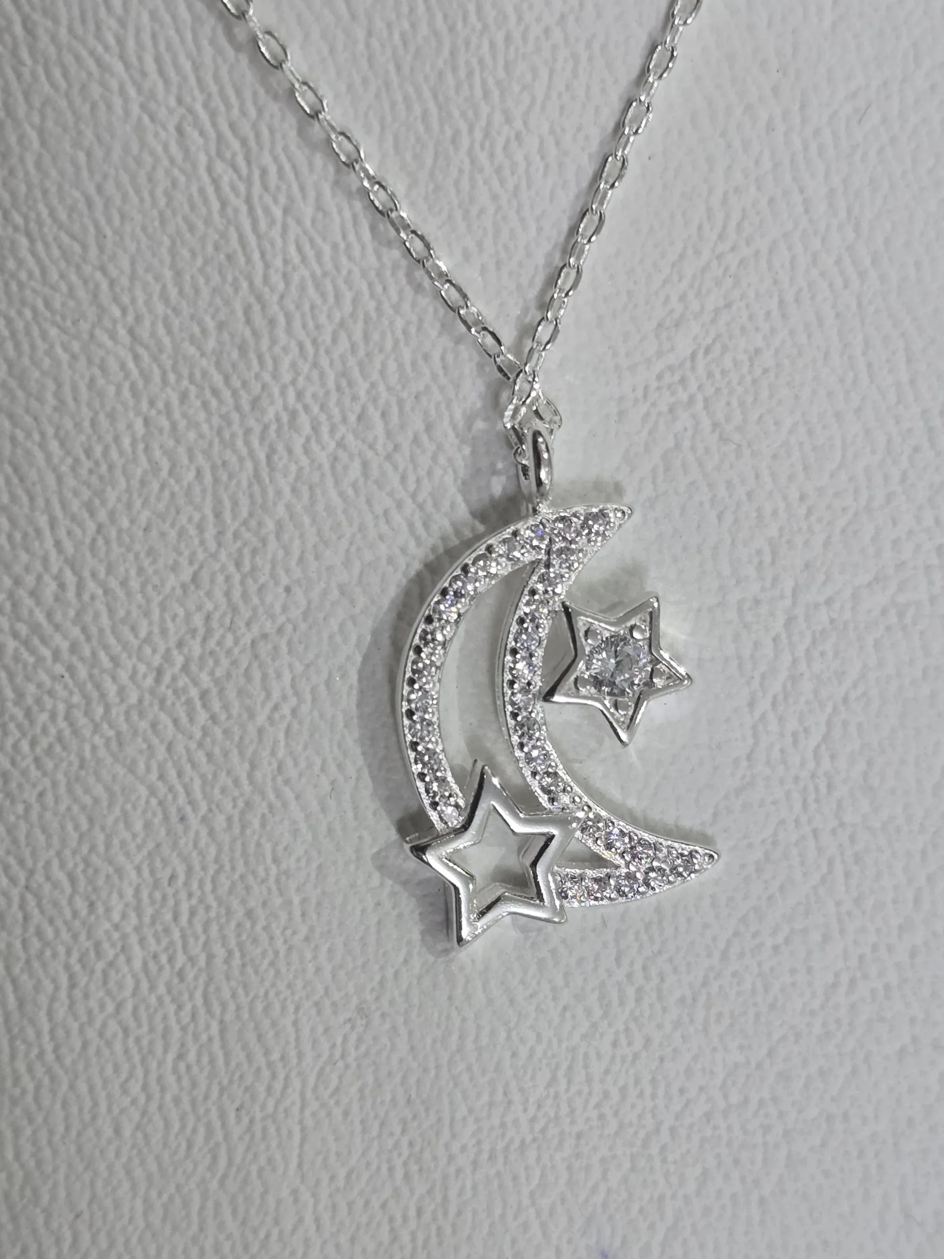Cadena de plata con dije estrellas y luna