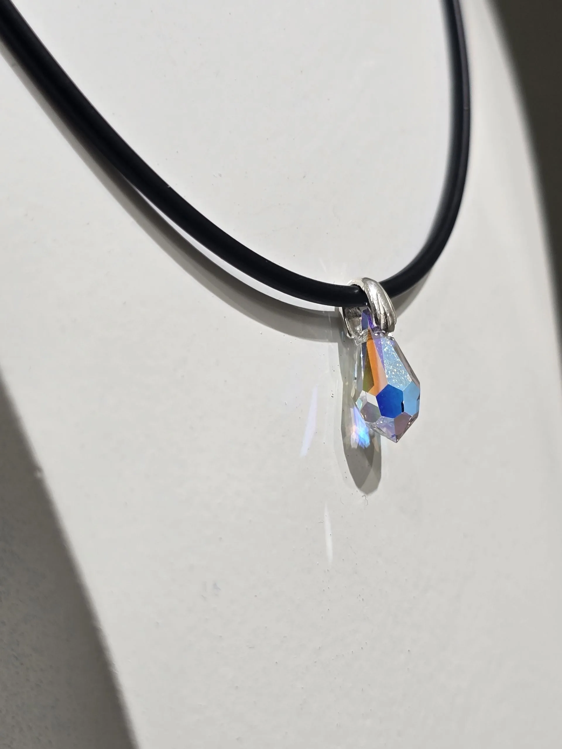 Gargantilla de caucho con cristal ab swarovski