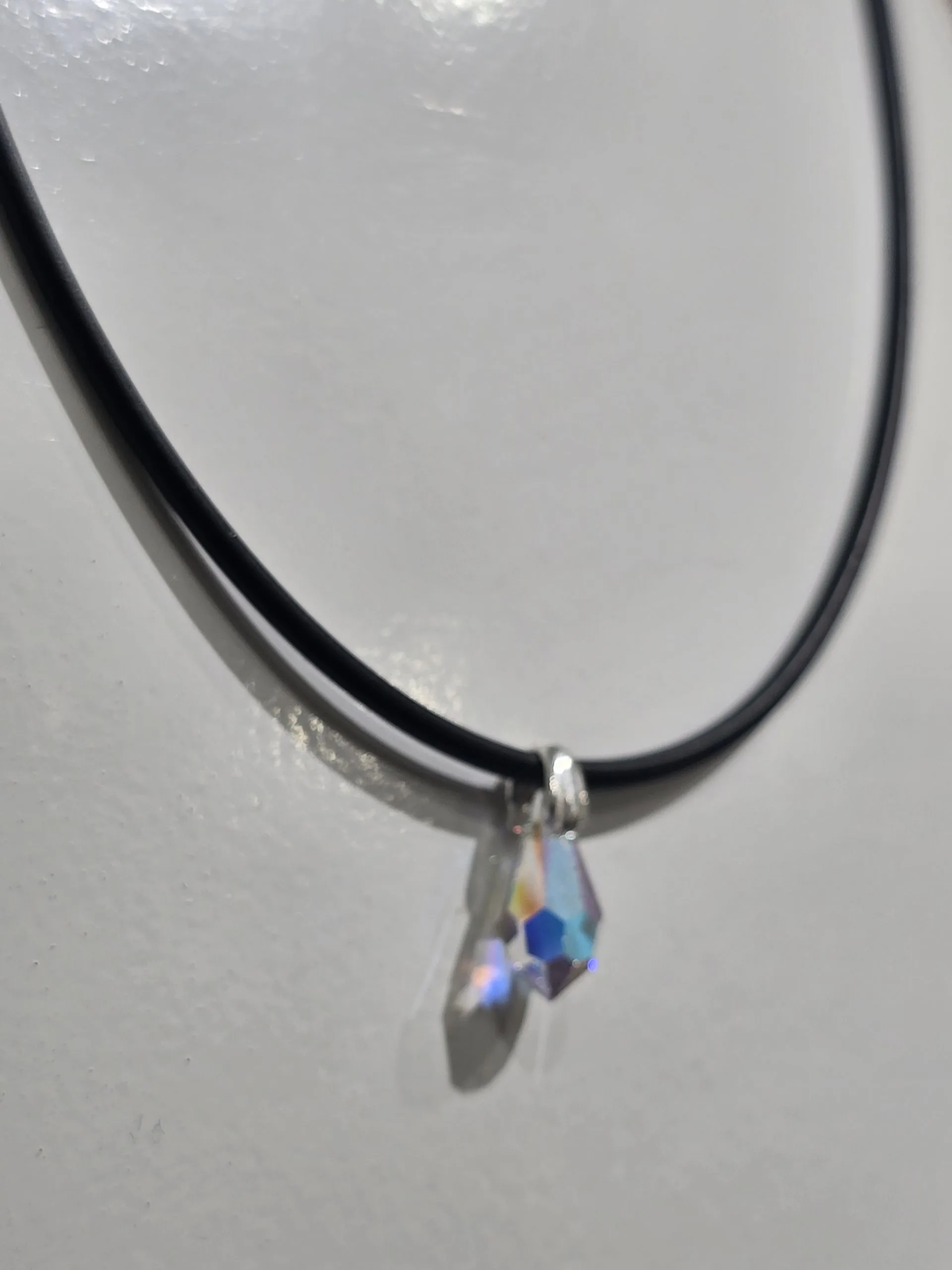 Gargantilla de caucho con cristal ab swarovski