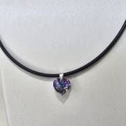 Caucho con cristal swarovski 10mm corazón tonalidad tuquesa y lila