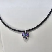 Caucho con cristal swarovski 10mm corazón tonalidad tuquesa y lila