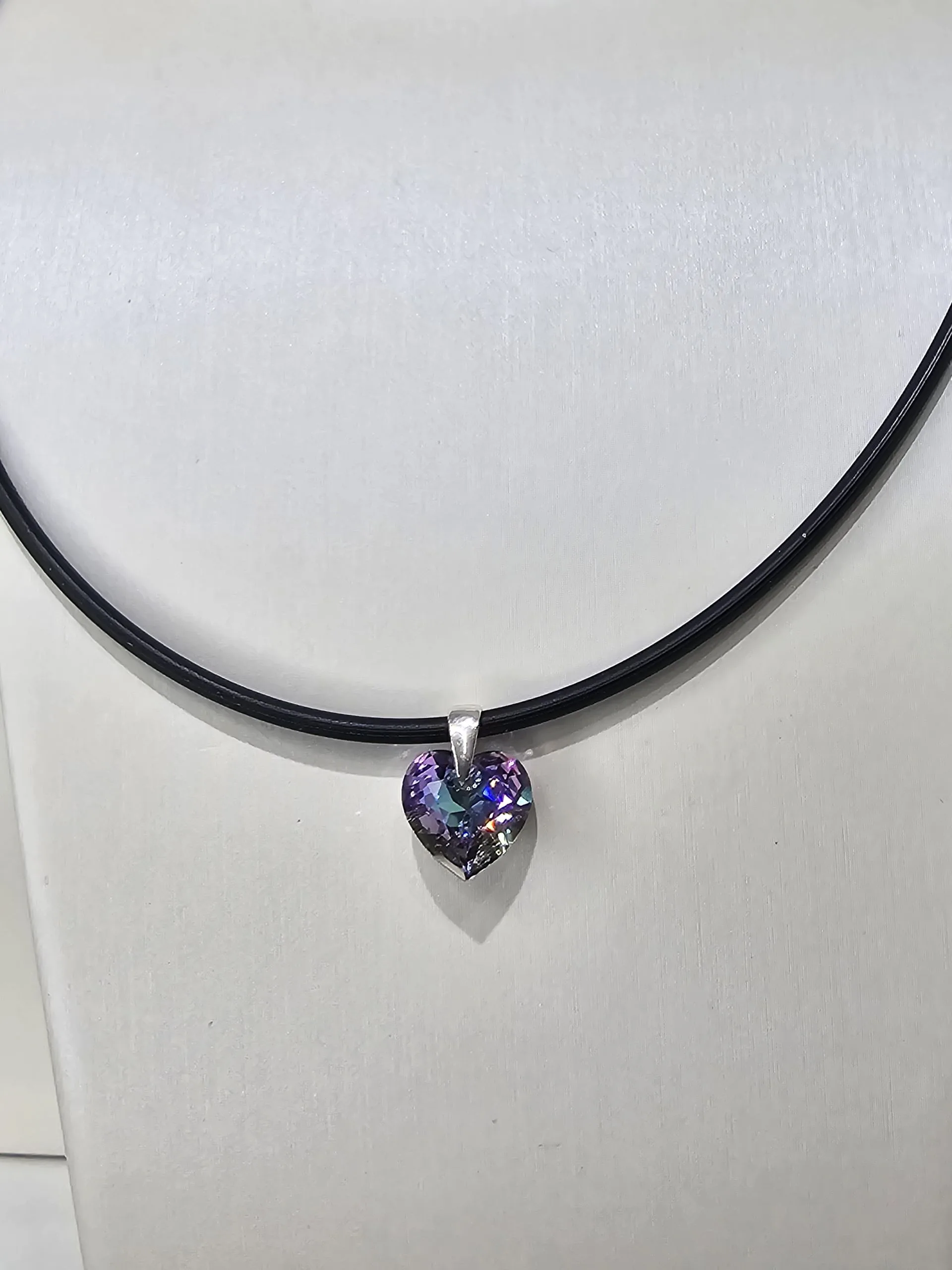 Caucho con cristal swarovski 10mm corazón tonalidad tuquesa y lila