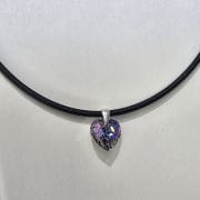 Caucho con cristal swarovski 10mm corazón tonalidad tuquesa y lila