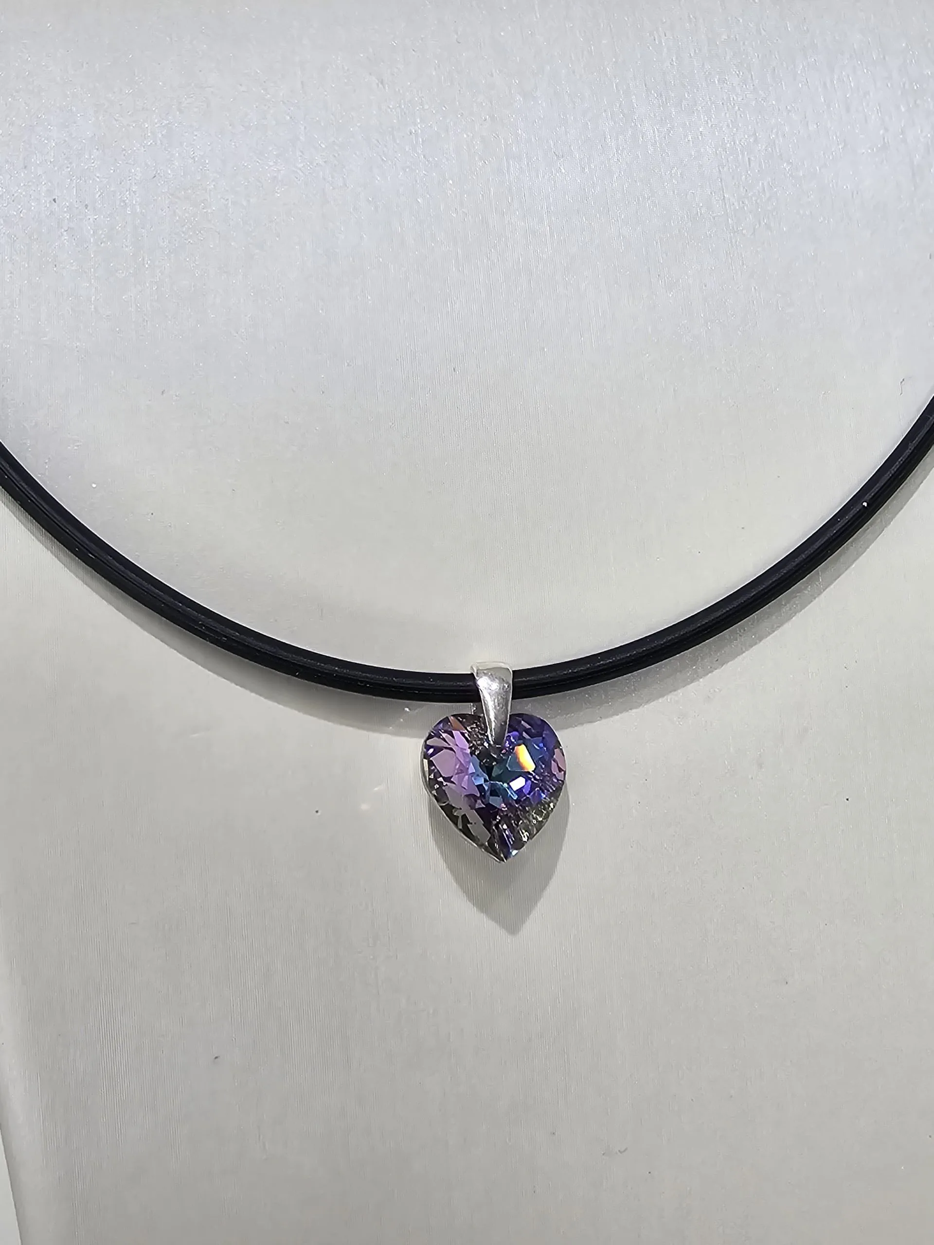 Caucho con cristal swarovski 10mm corazón tonalidad tuquesa y lila