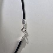 Gargantilla de caucho con cristal rojo de 10mm y terminaciones de plata