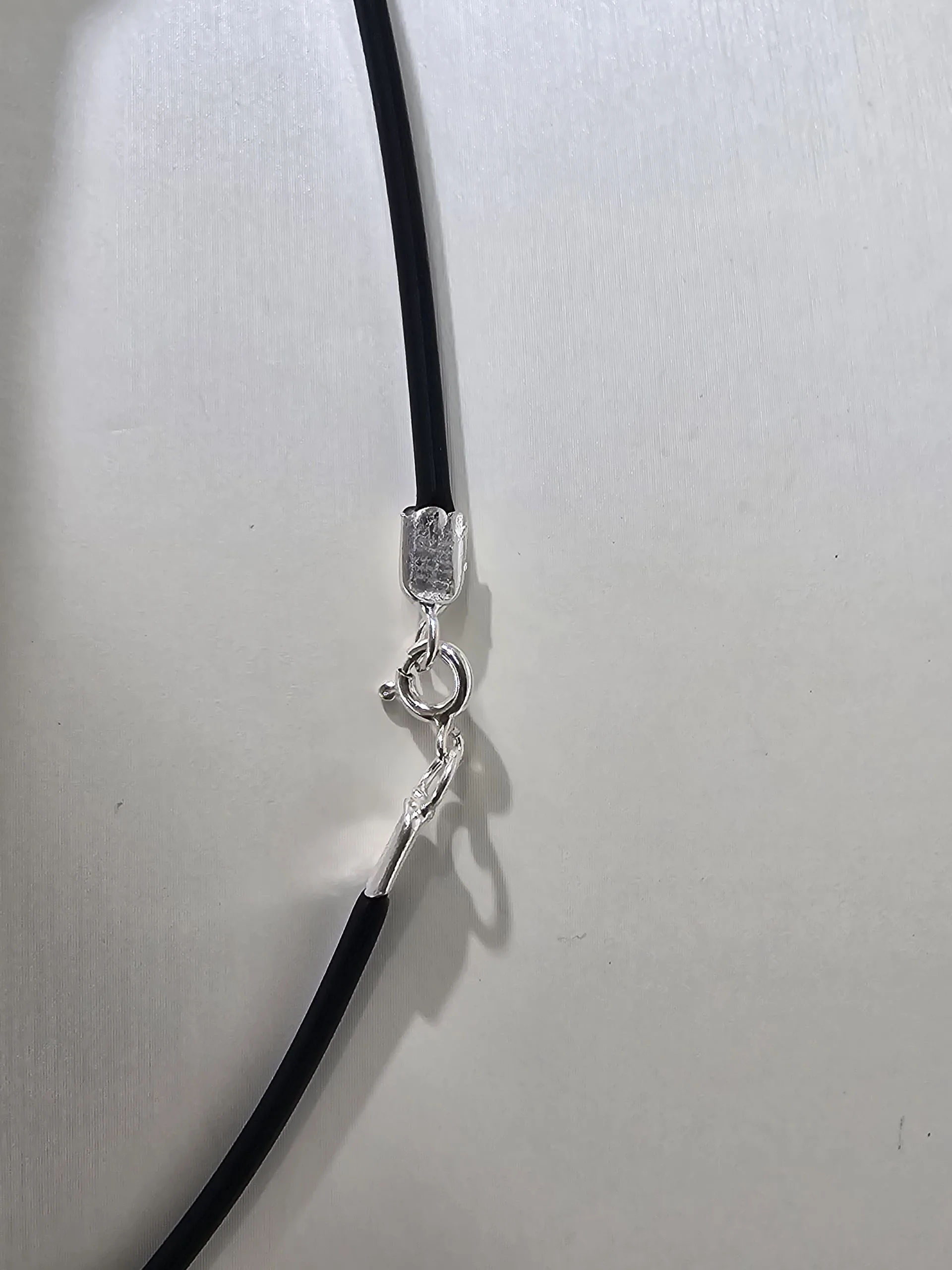Gargantilla de caucho con cristal rojo de 10mm y terminaciones de plata